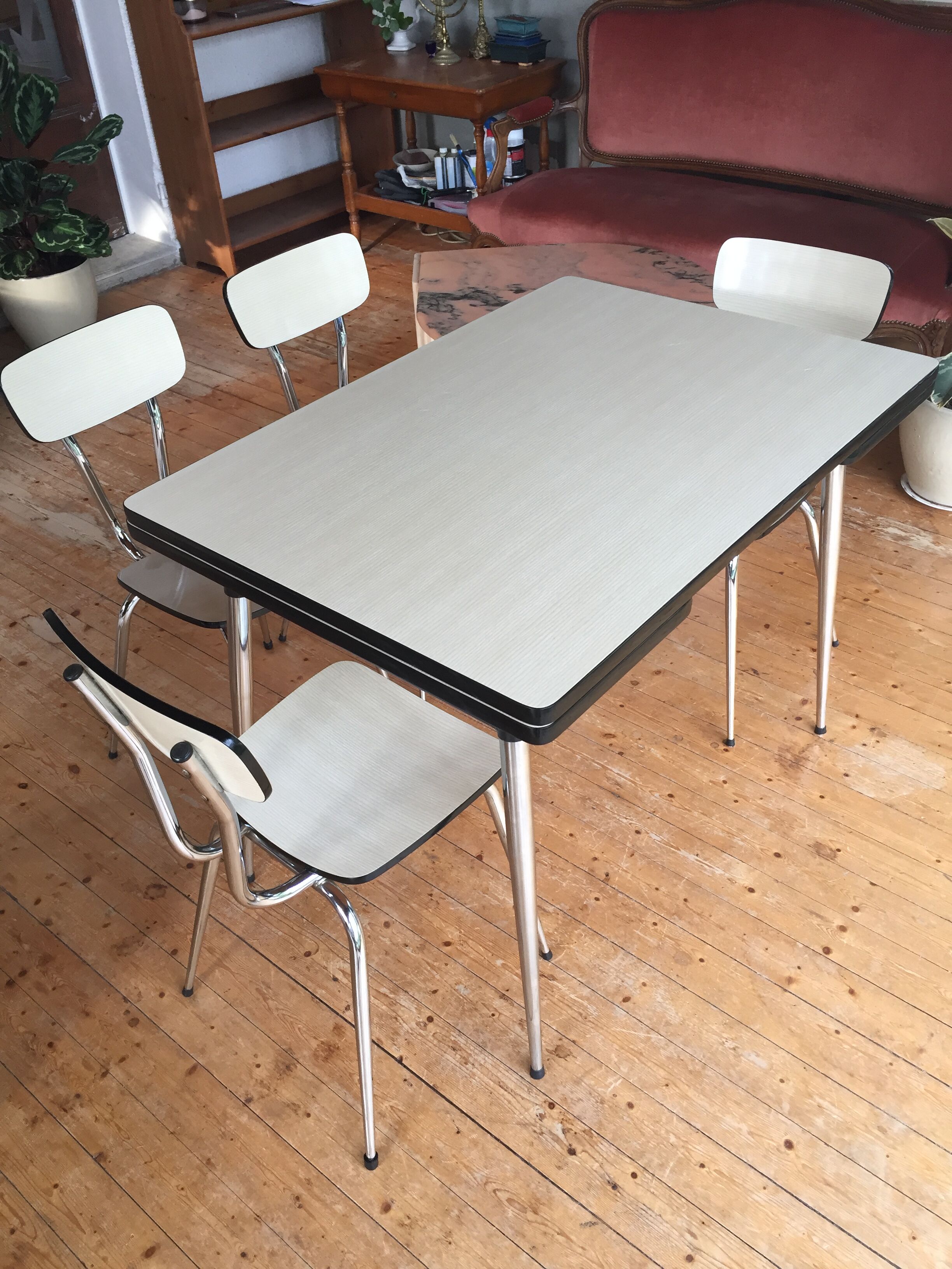 Table formica - 4 matching chairs