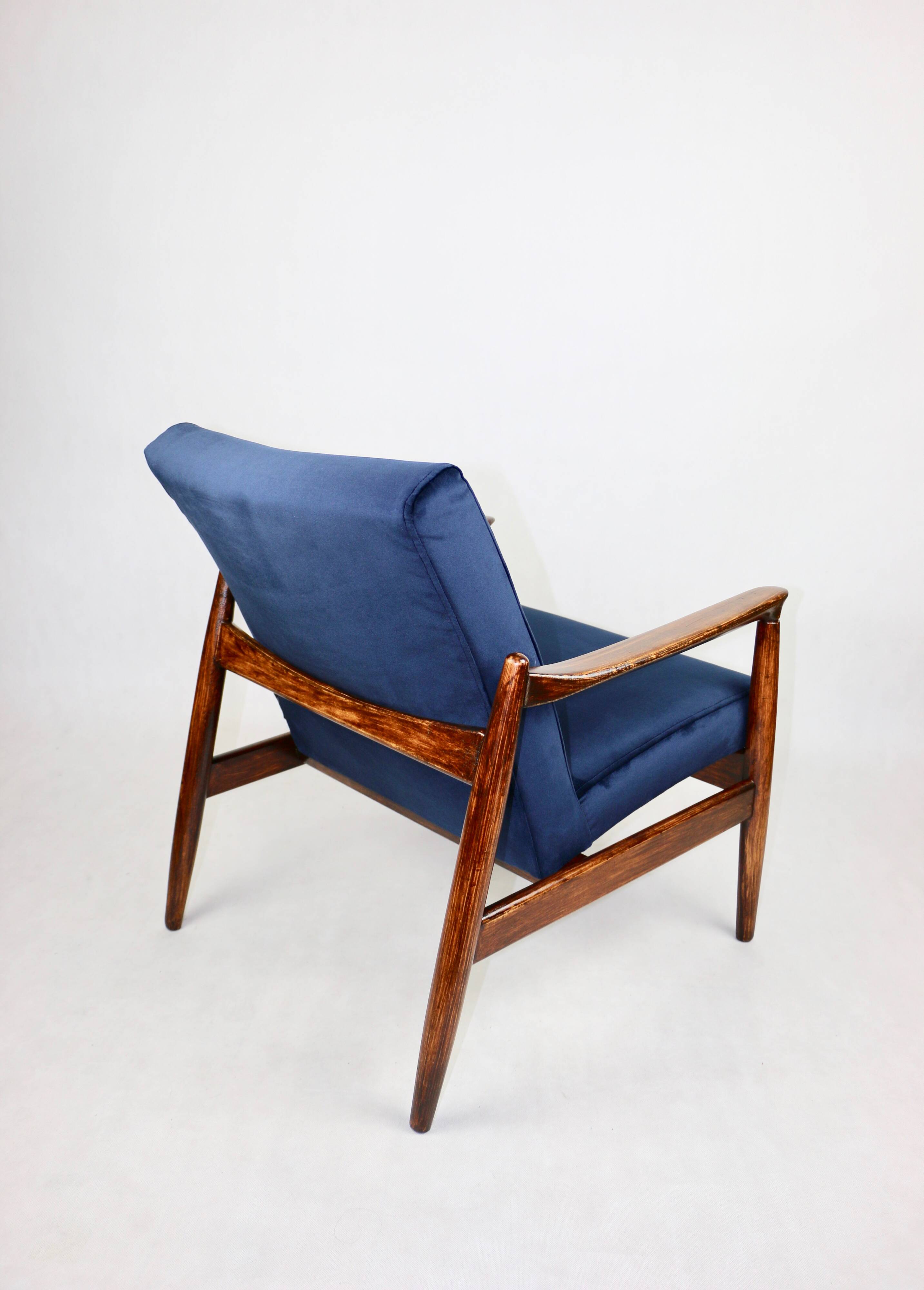 Fauteuil GFM-64, design Edmund Homa des années 60, bleu marine - bois foncé