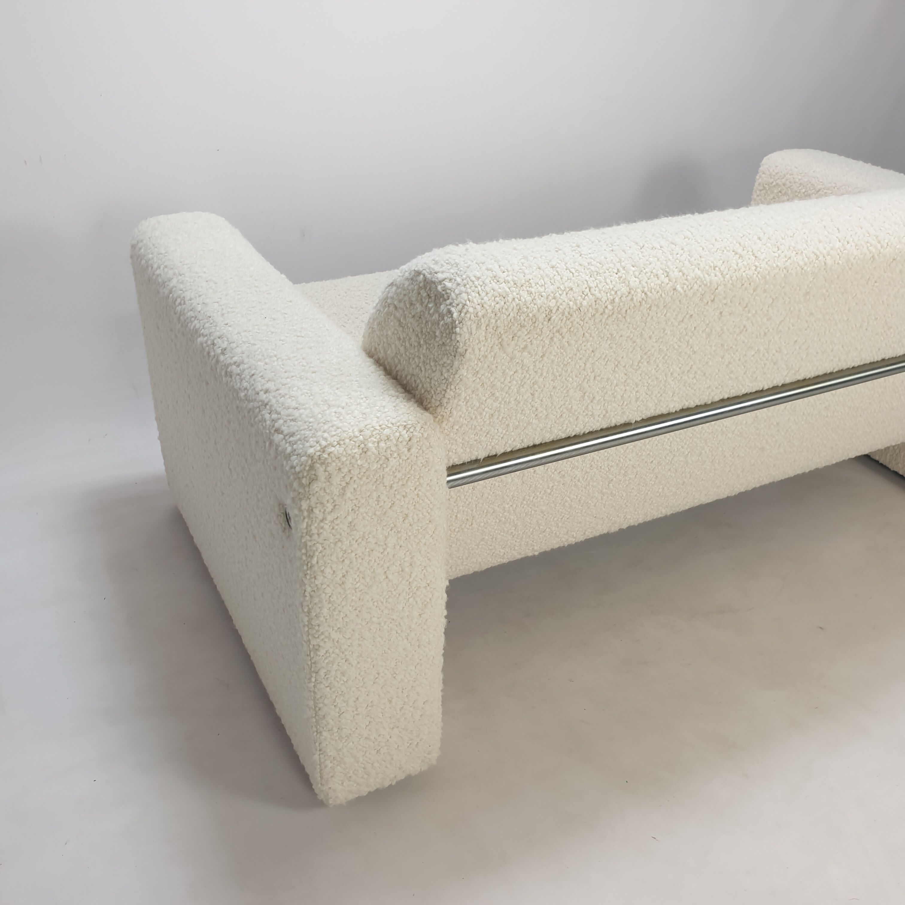 Two-seater sofa Model 691 by Artifort, 1980s.
