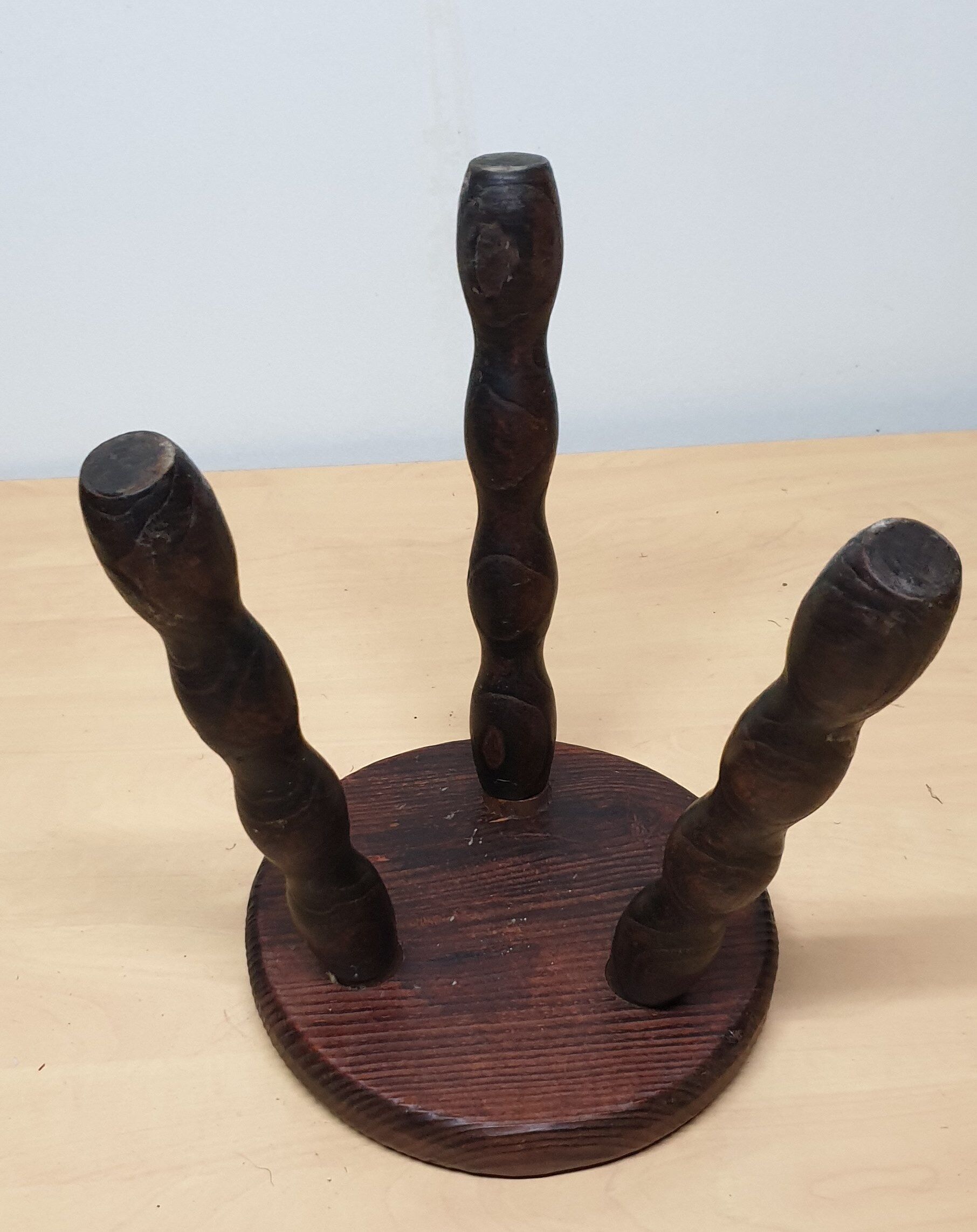 Tabouret  tripode rustique, bois foncé