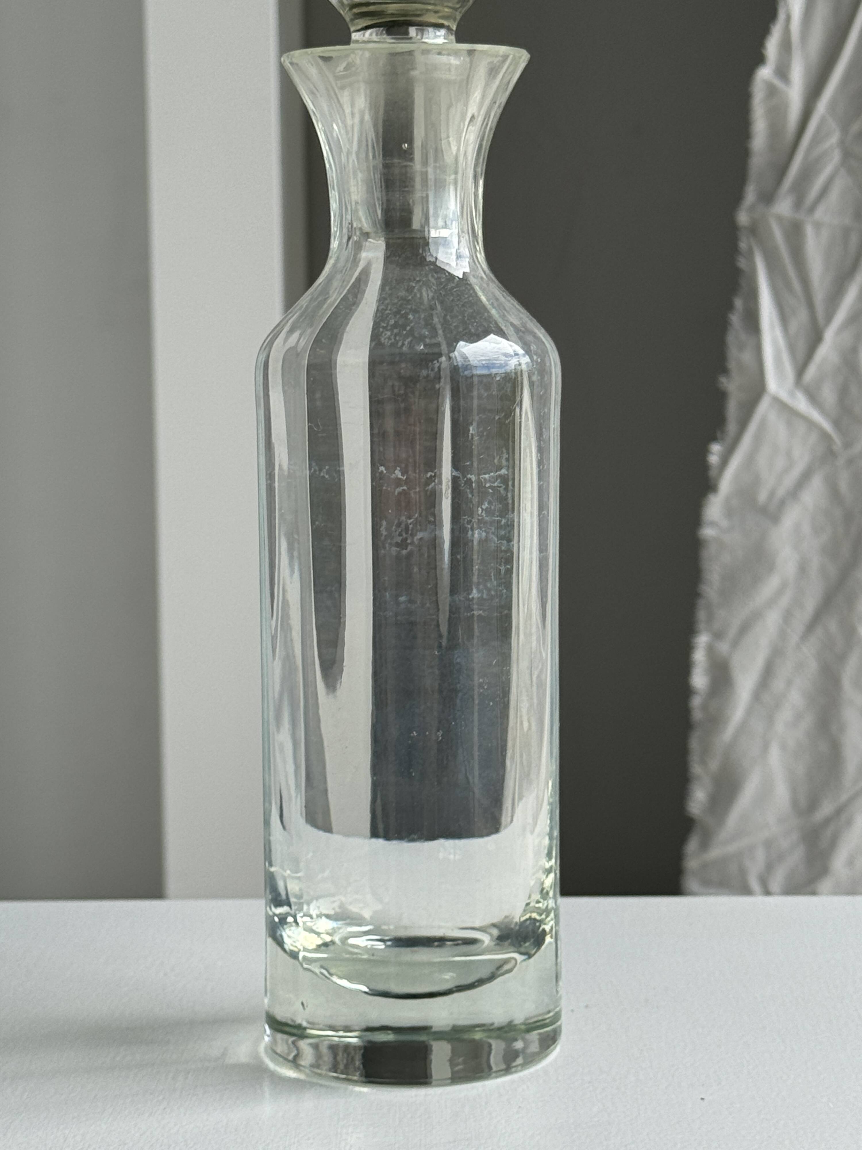 Small ribbed glass carafe, large round cap