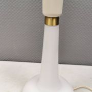 Lampe de table Le Klint, verre opalin blanc laiteux, dessus en laiton, modèle 311
