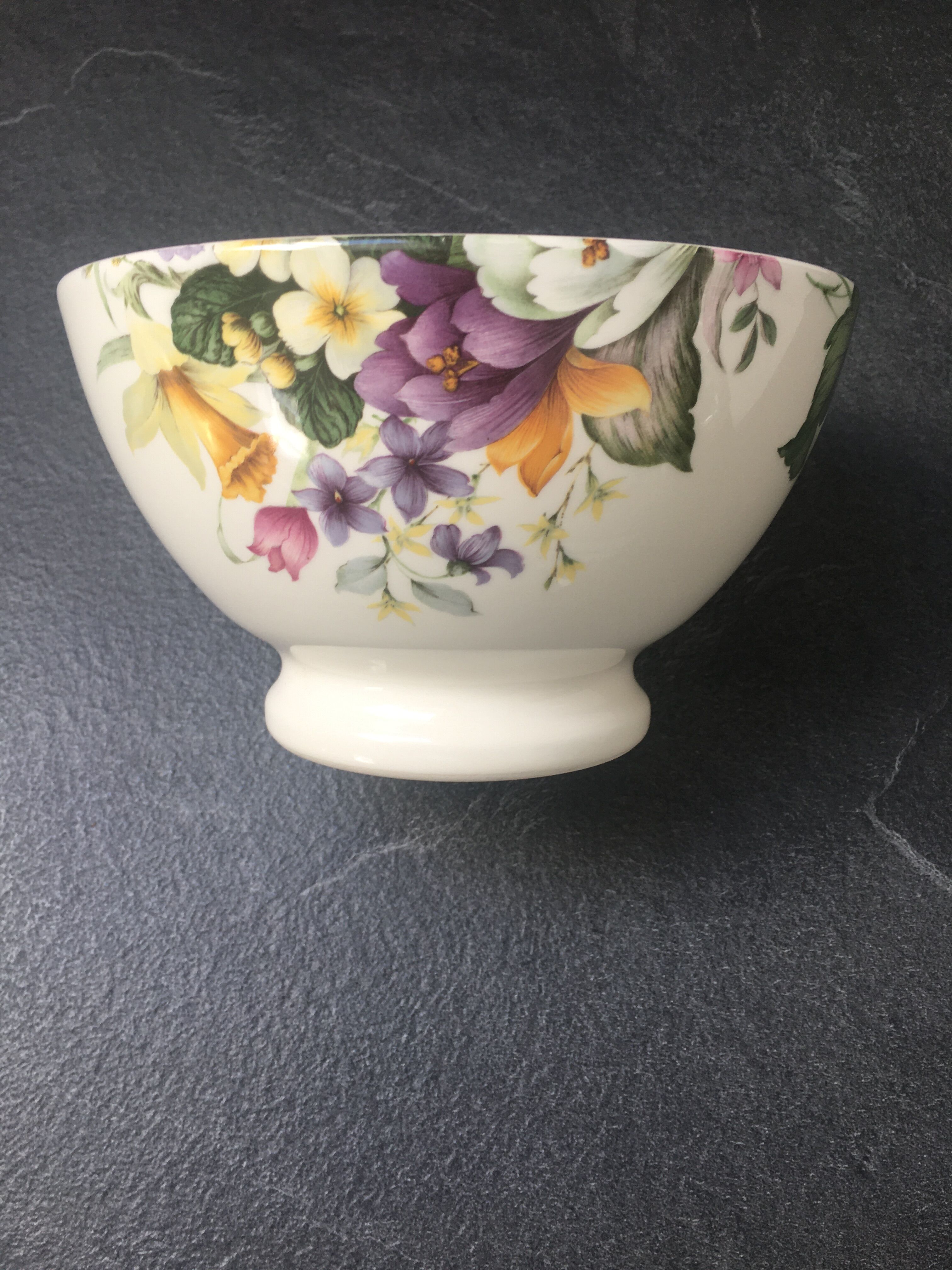 Bowl on old pedestal in earthenware