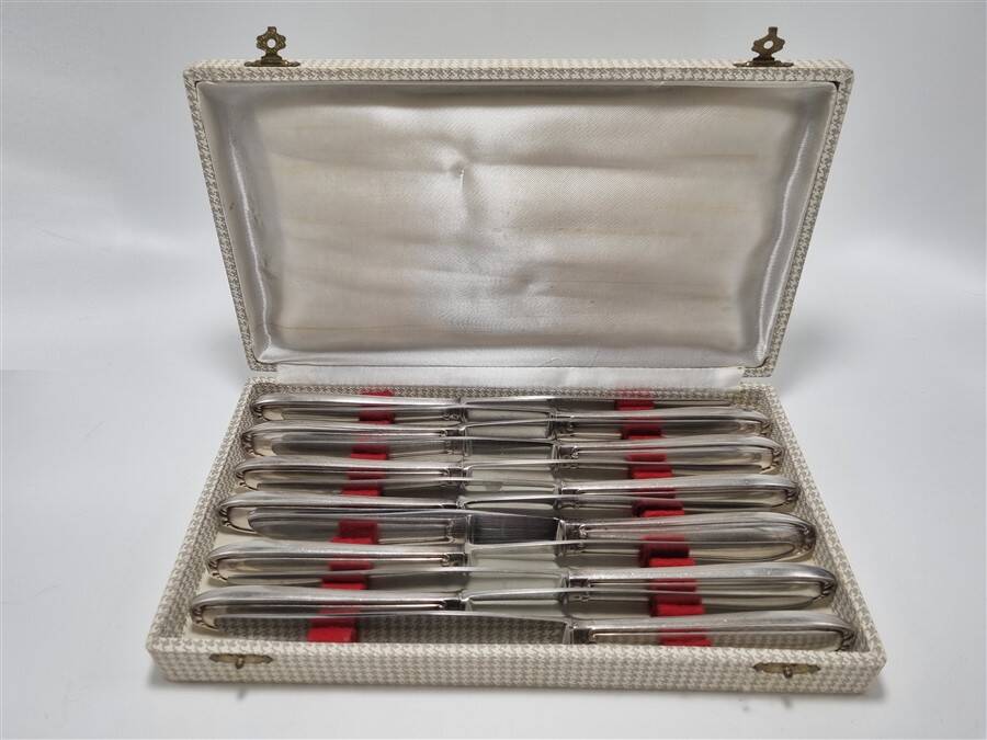 Set of 12 table knives