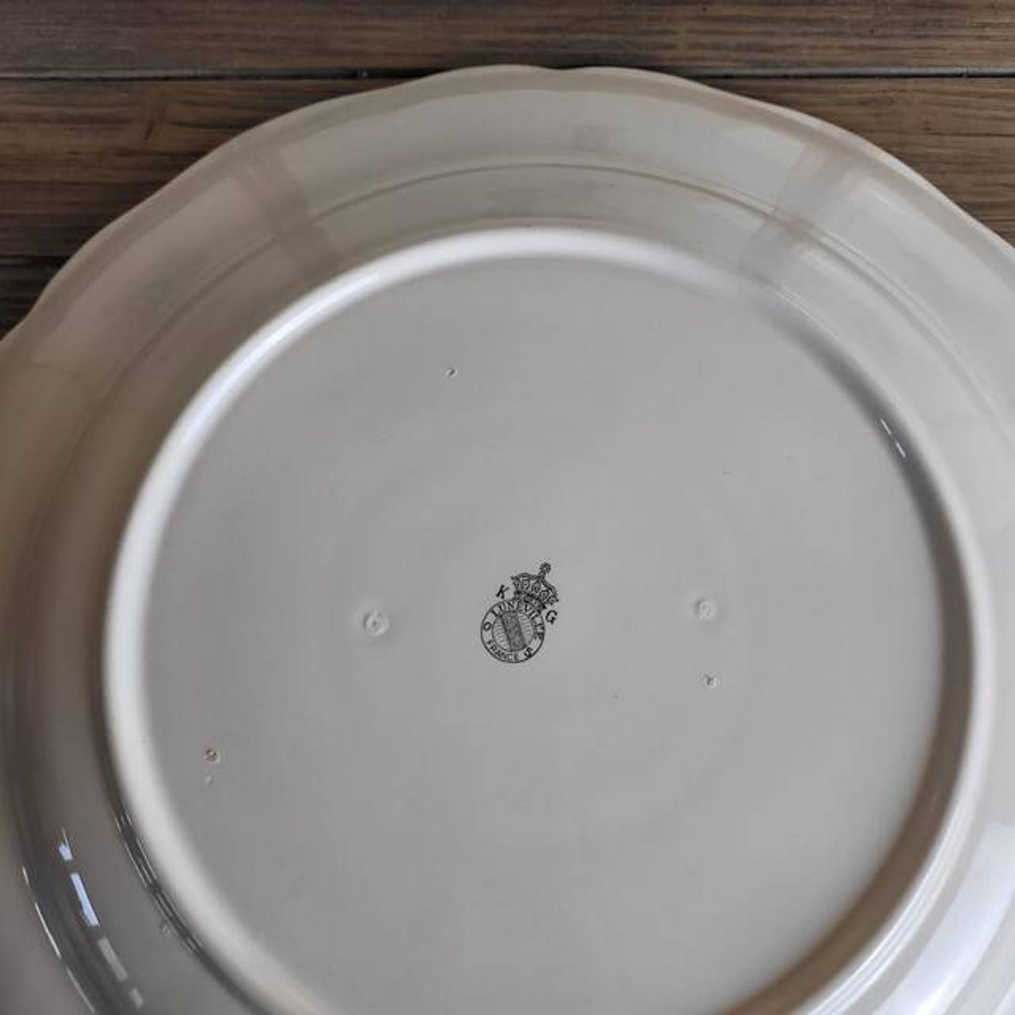 Large round dish KG Lunéville Reverbère, earthenware from the East, floral decoration.