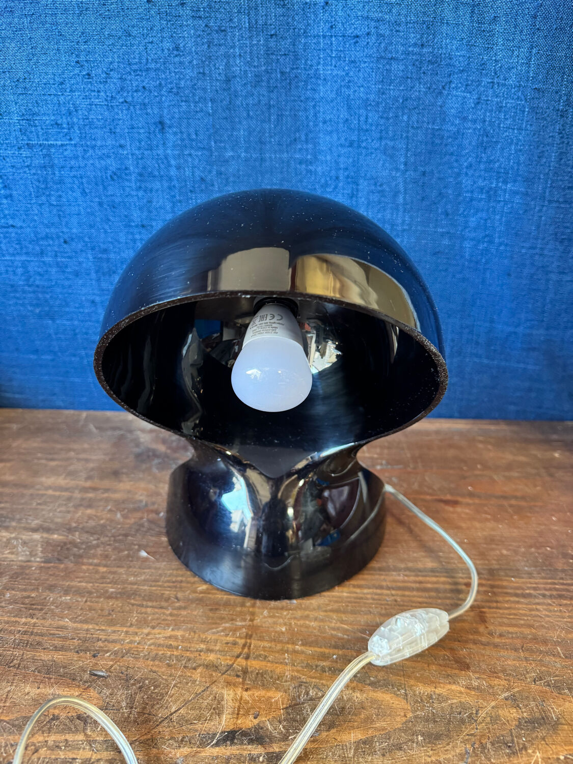 Dalù table lamp – design by Vico Magistretti, Artemide