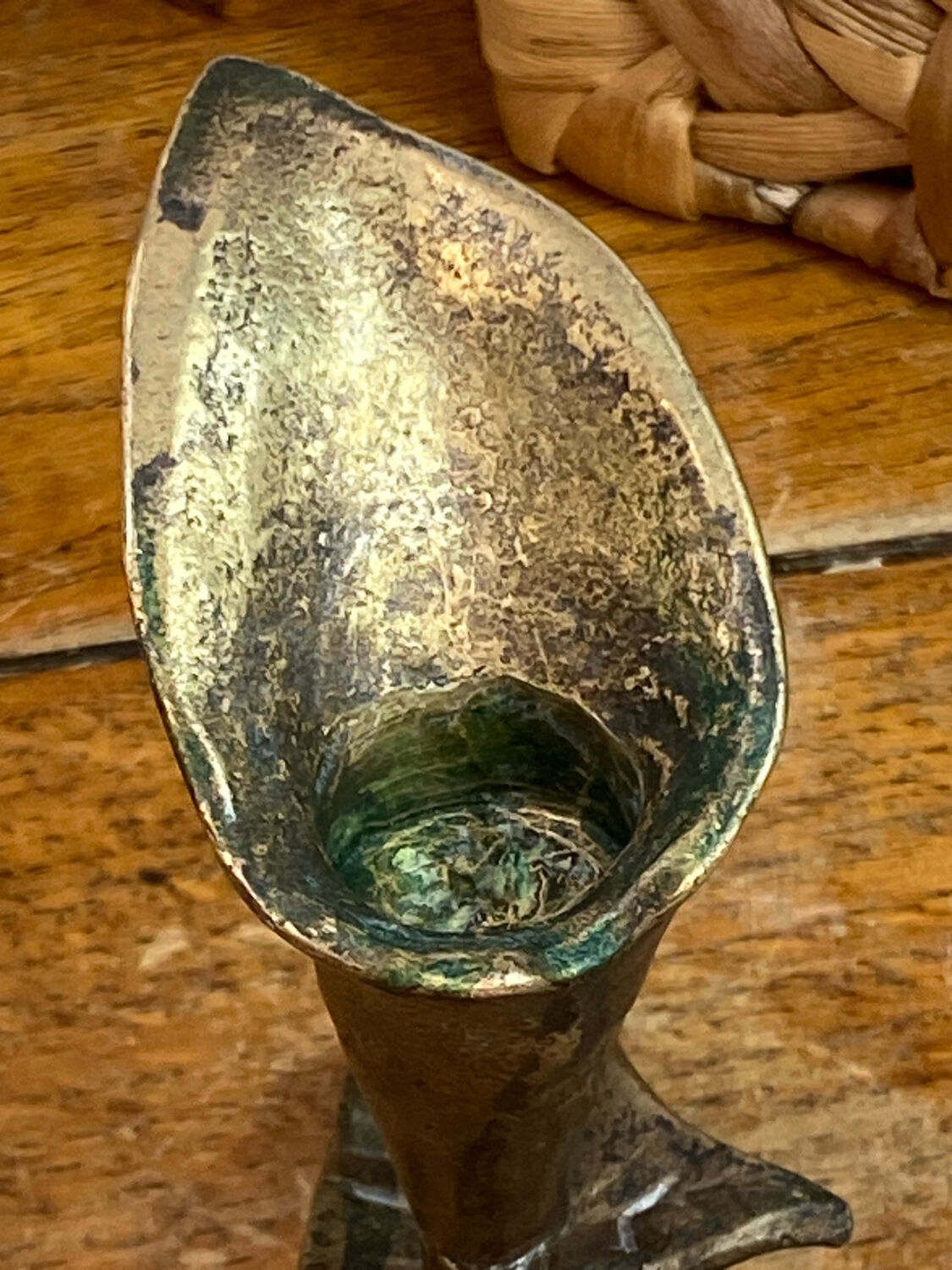 Bougeoir floriforme en bronze