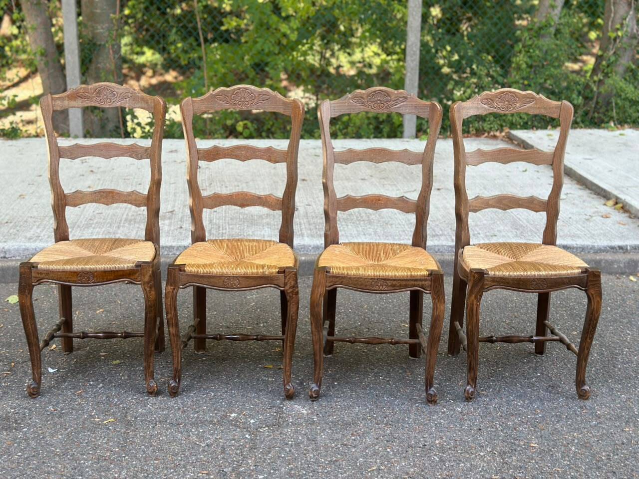 Set of 4 vintage BAUMANN chairs in oak and straw – Authentic