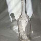 Glass decanter without cap