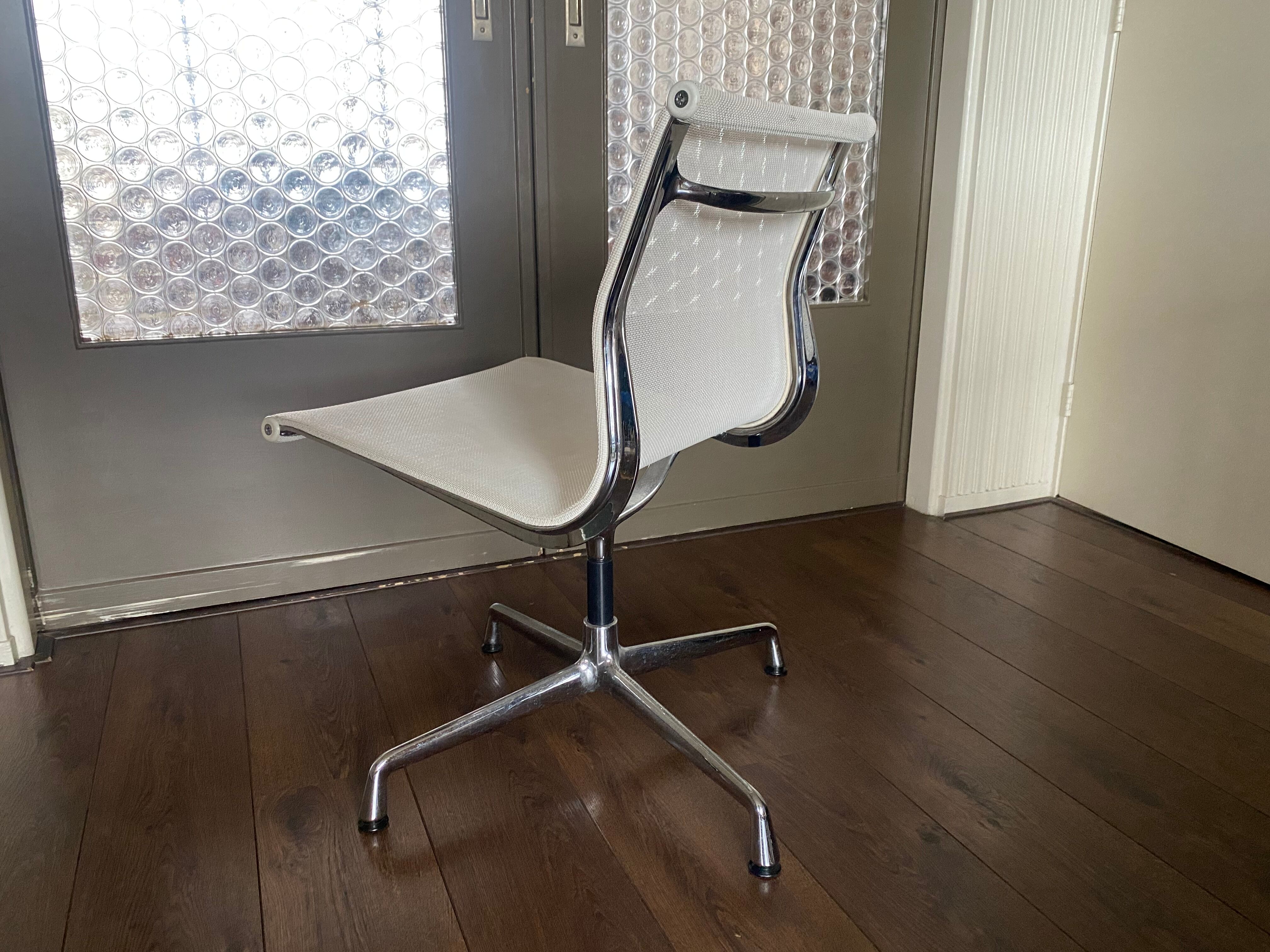Chaise pivotante EA 107 en chrome et maille d’air par Charles & Ray Eames pour Vitra 2001