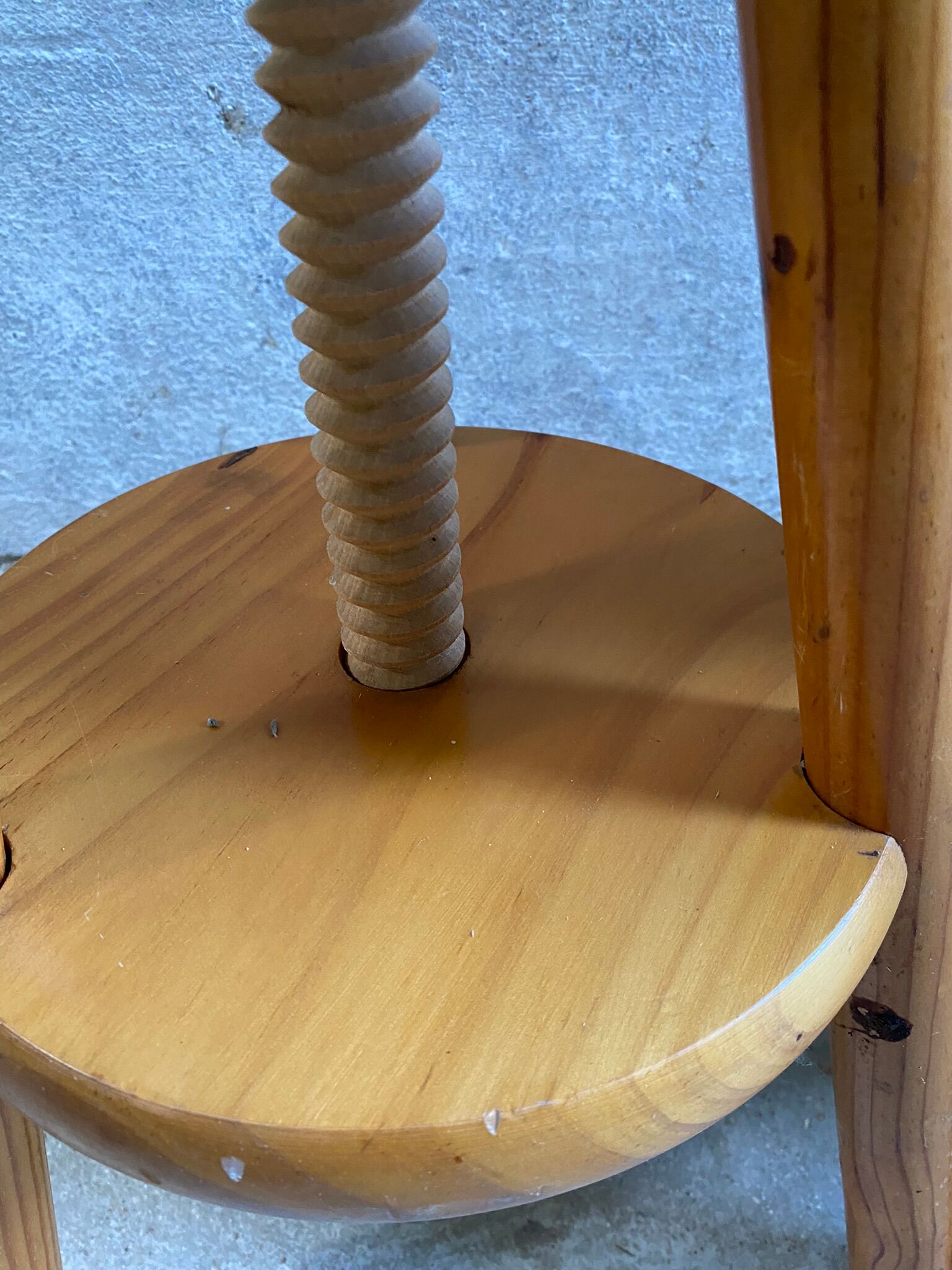 Vintage tripod workshop stool in pitchpin with height-adjustable screws