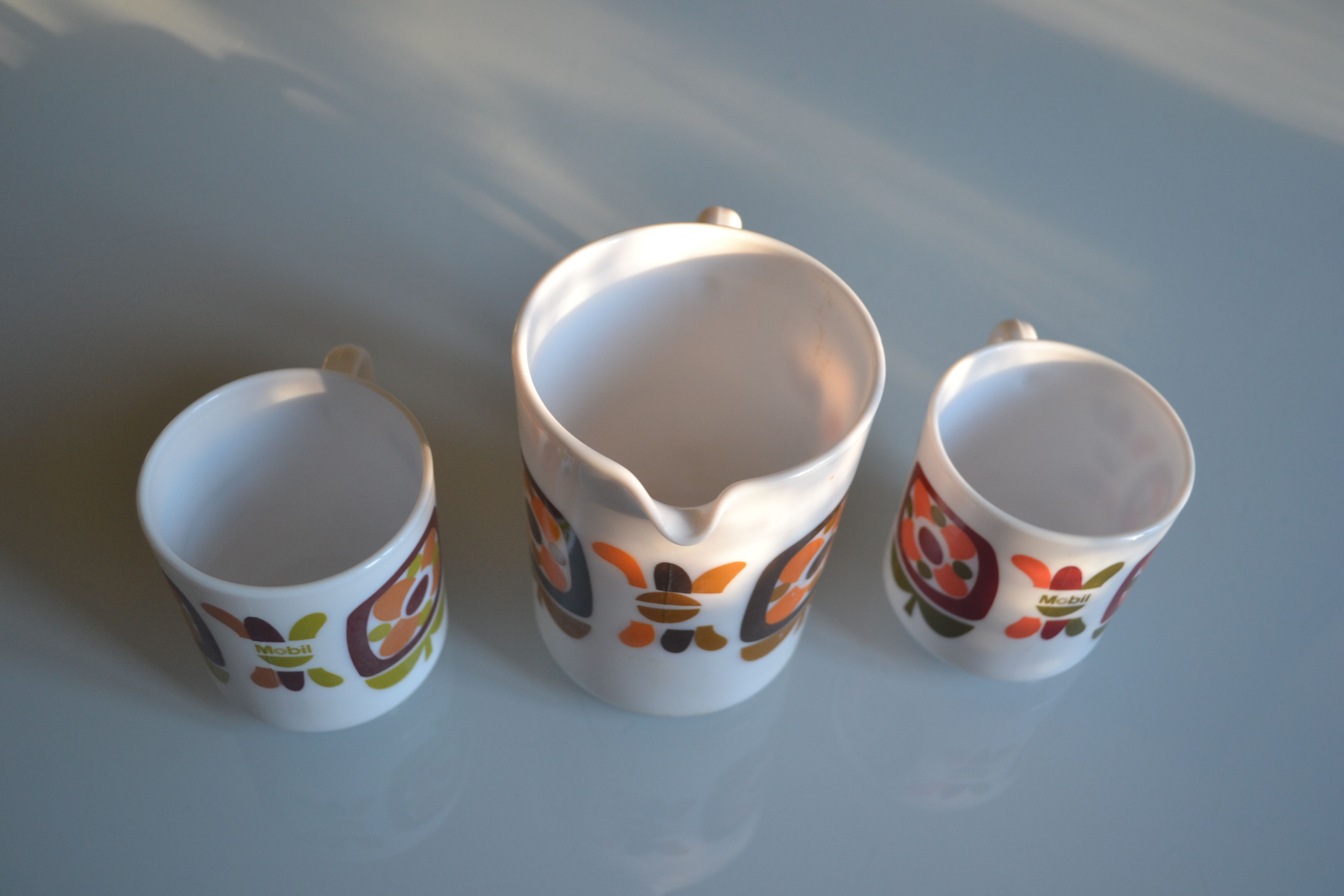 Pitcher and 2 mugs vintage Mobil years 70 Arcopal