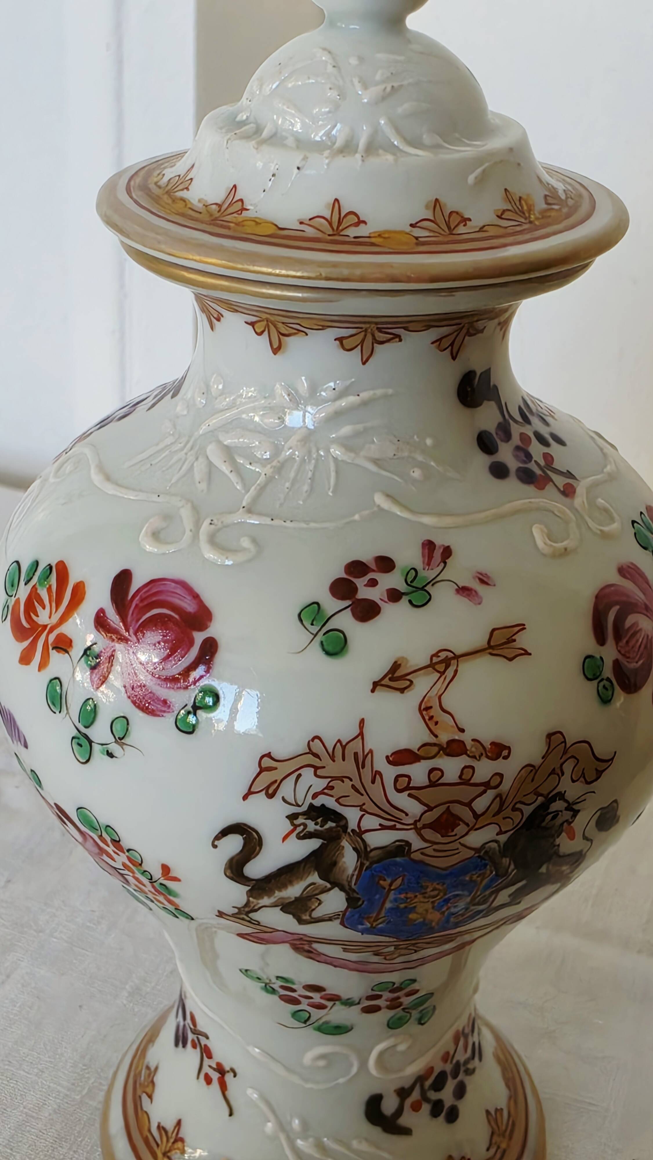 Small porcelain pot hand-painted by Samson Paris, Compagnie d style.