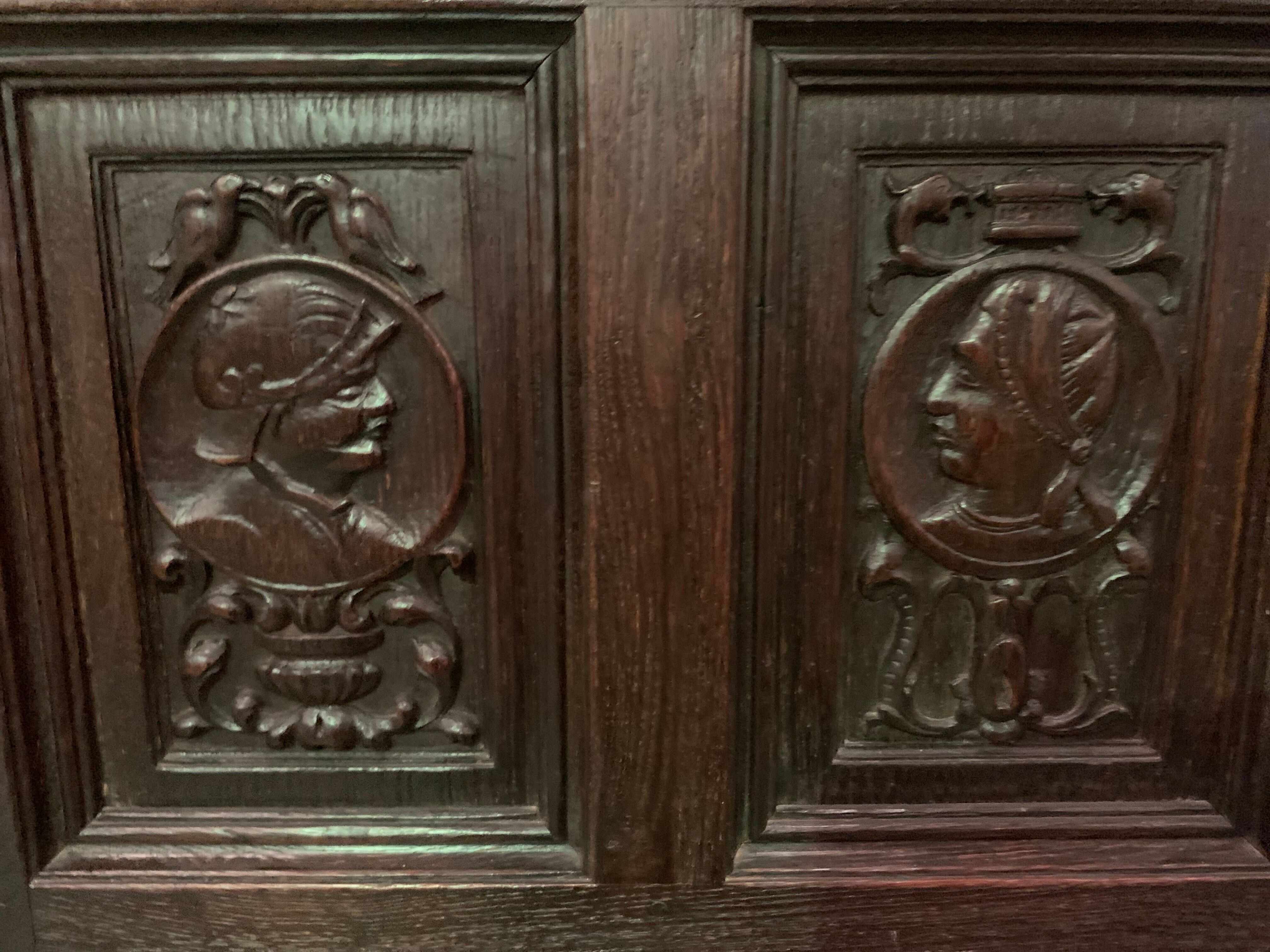 Meuble de rangement a trois portes de style Renaissance XX siècle