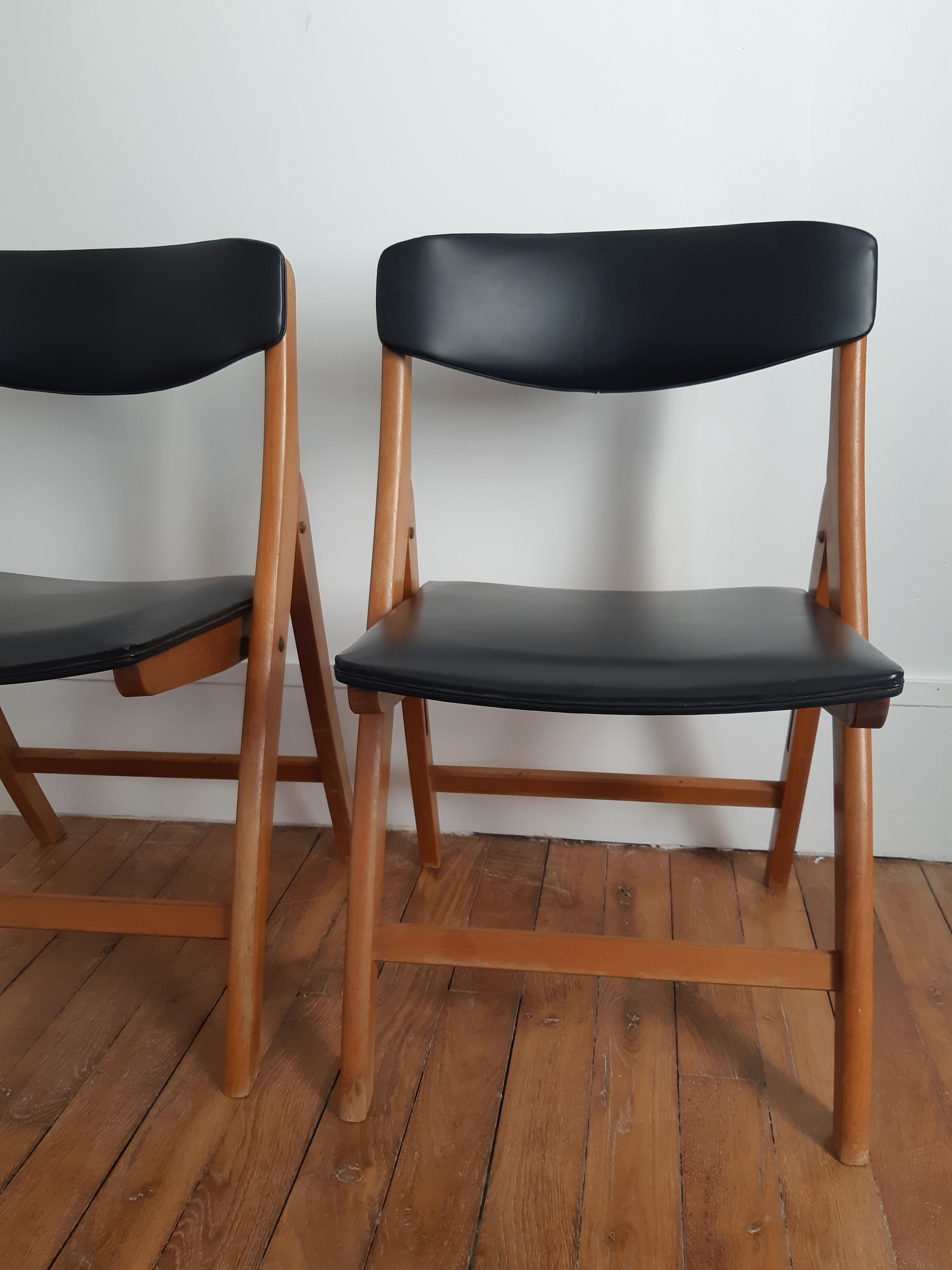 Set of 2 folding chairs in wood and skai