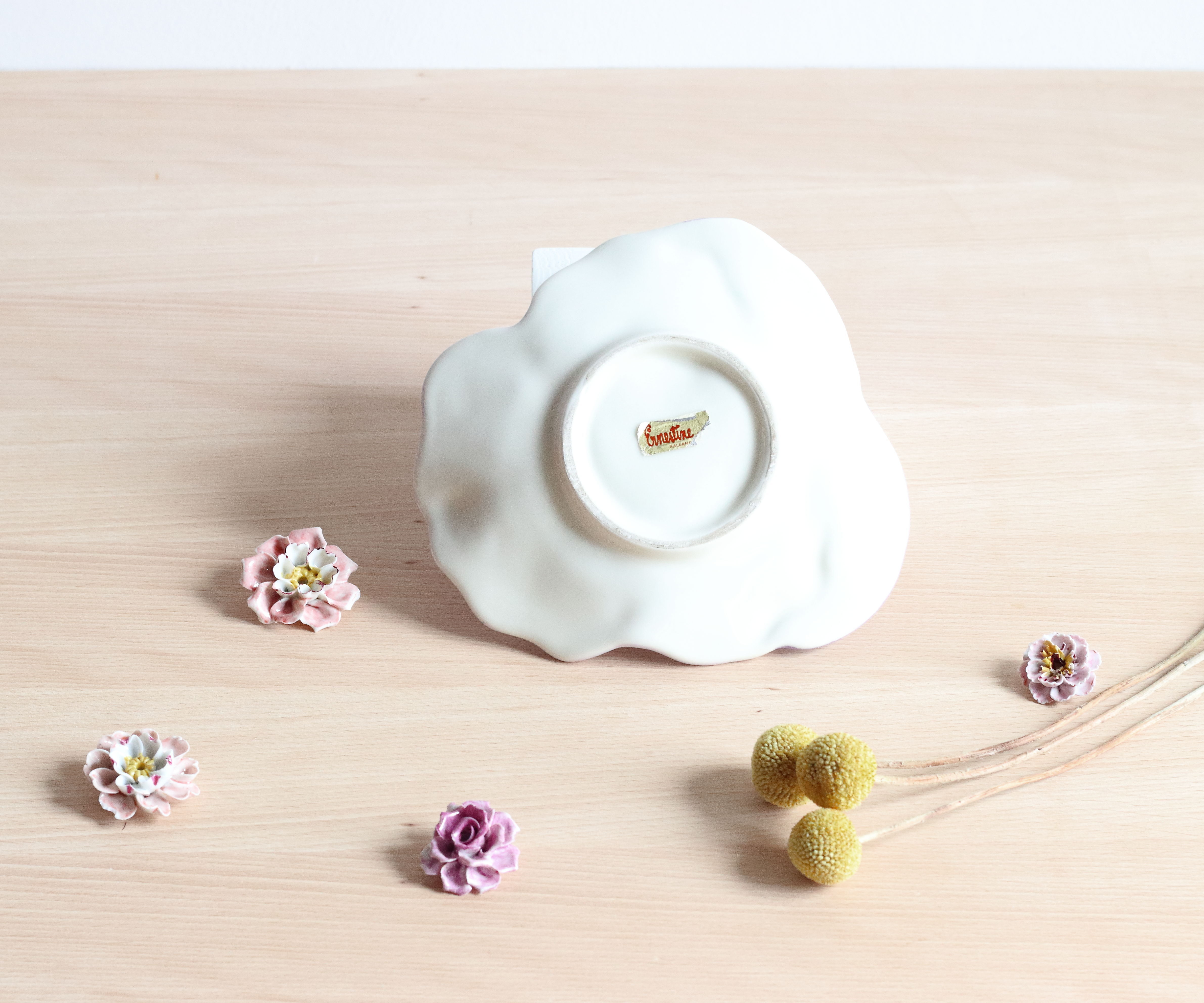 Assiette des années 50 forme fleur par Ernestine Salerno