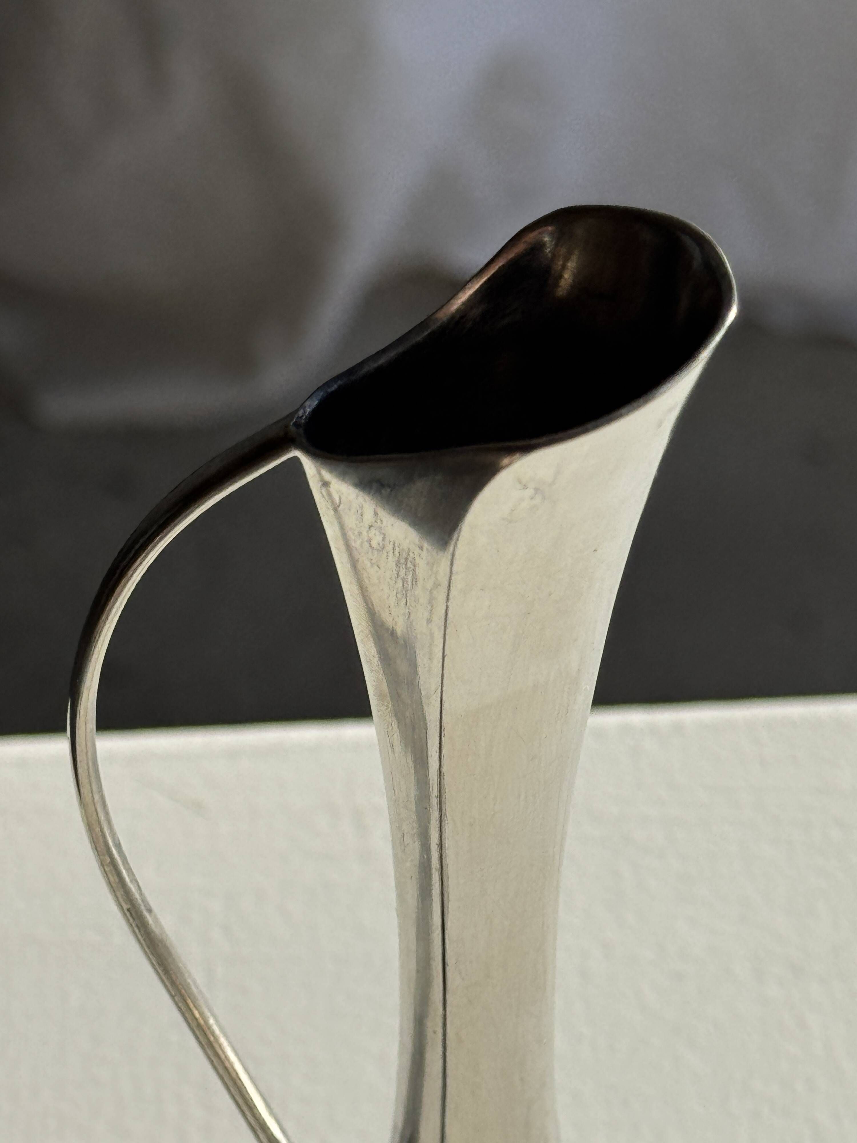 Vintage silver-plated soliflore vase in the shape of a ewer with a slender handle.
