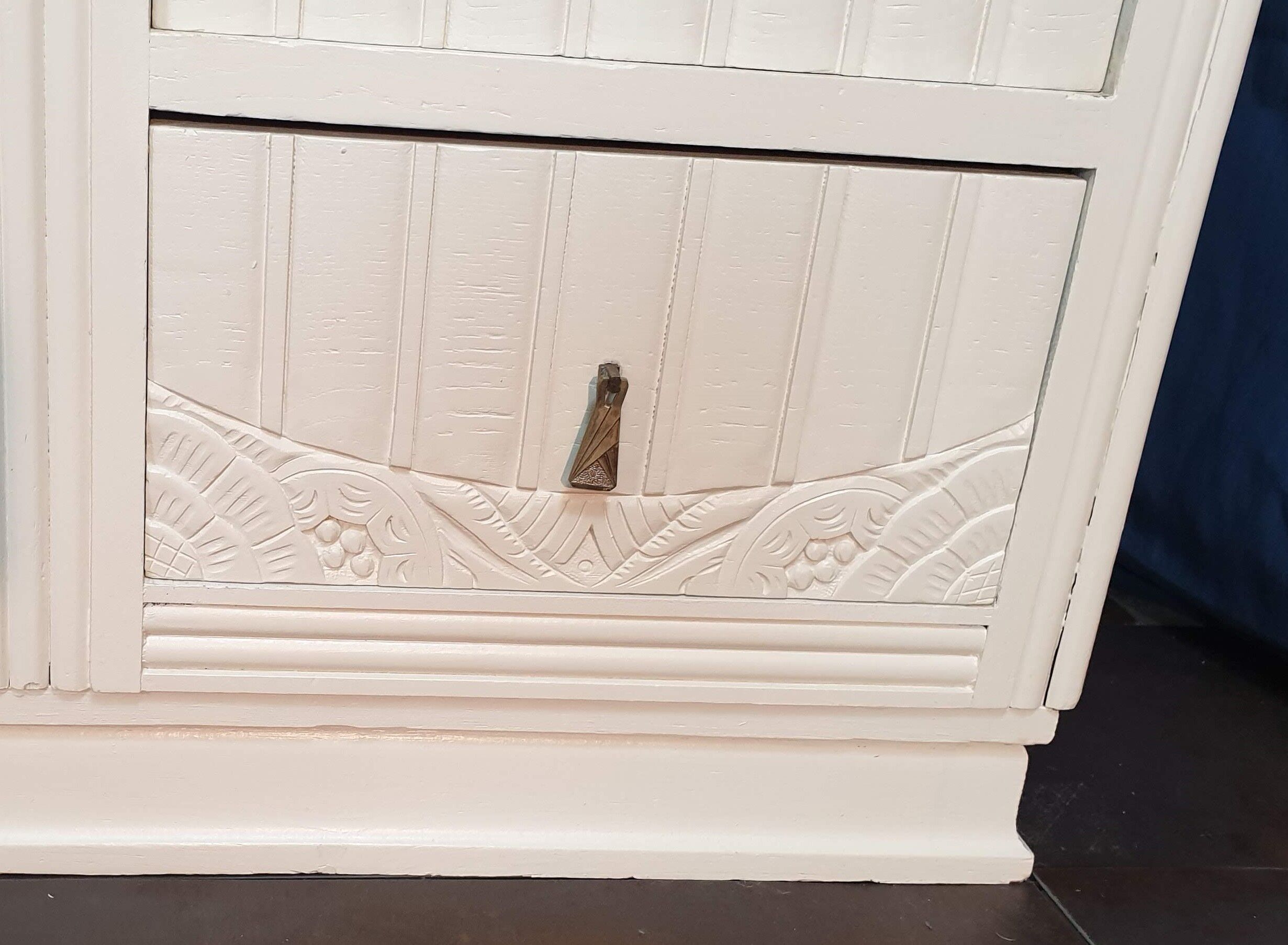 Asymmetrical cabinet