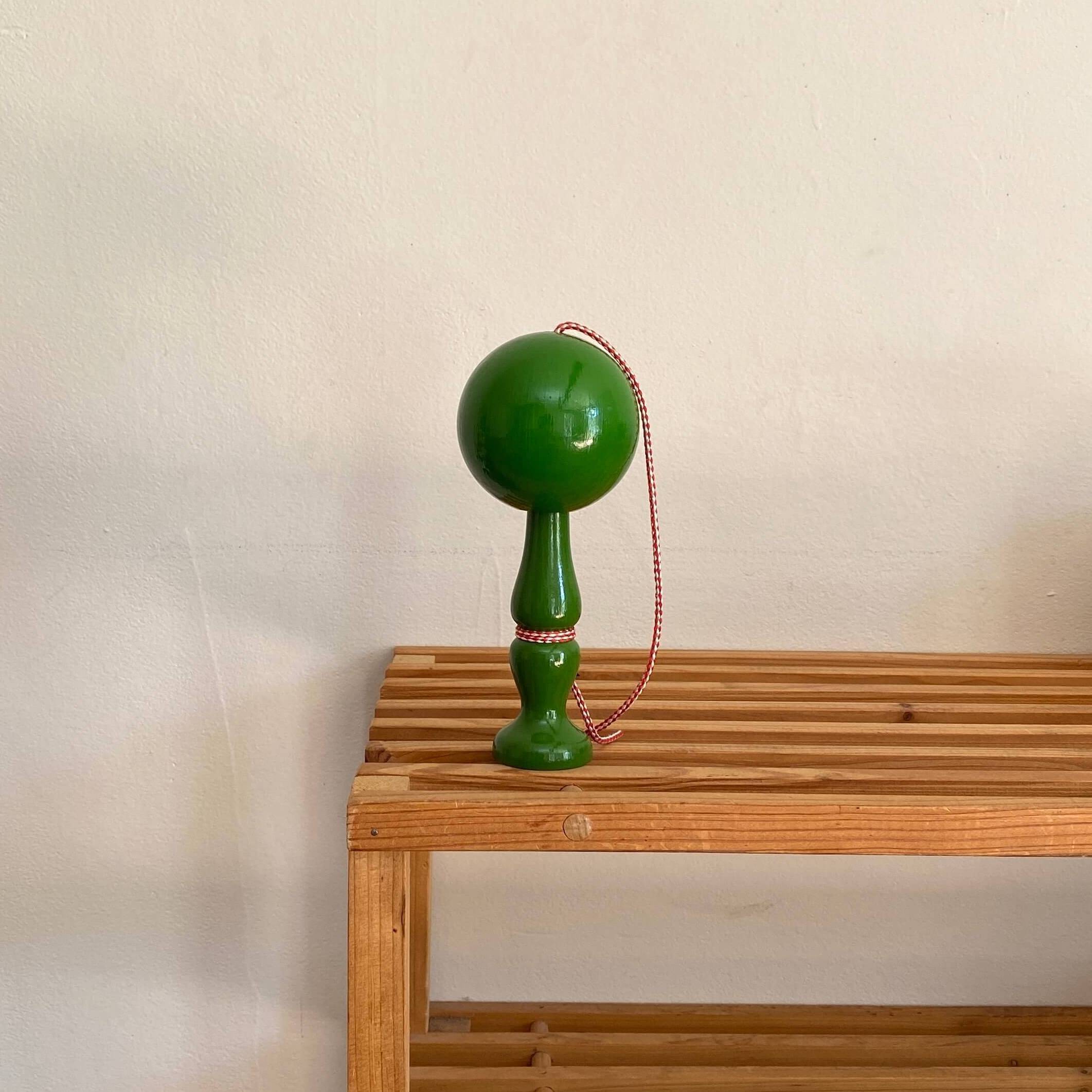 Ancient juggling game (boliche/bilboquet)