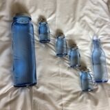 Ensemble bouteilles verre bleu teinté dans la masse