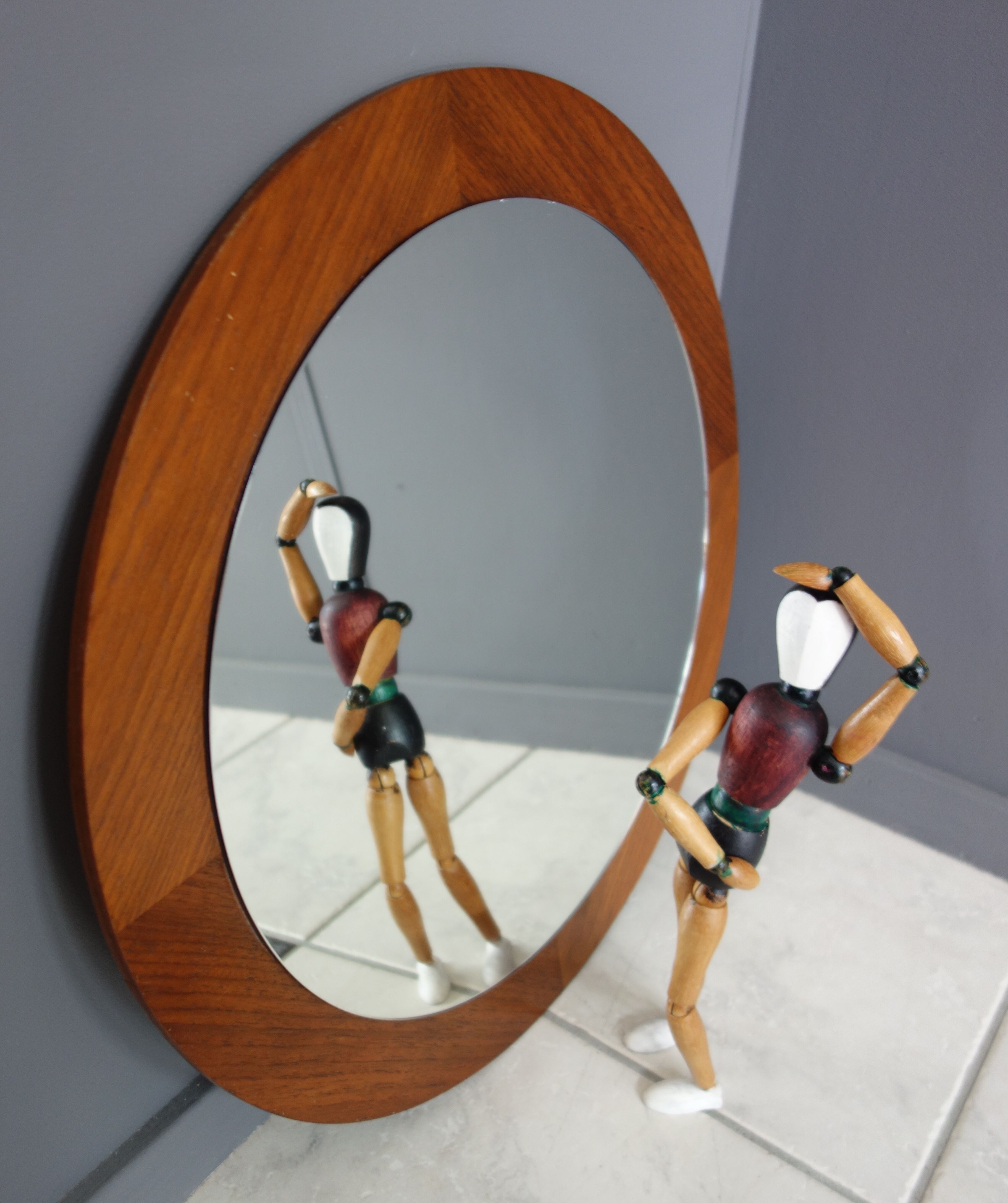 Miroir rond sur placage de teck des années 1960 - 49cm