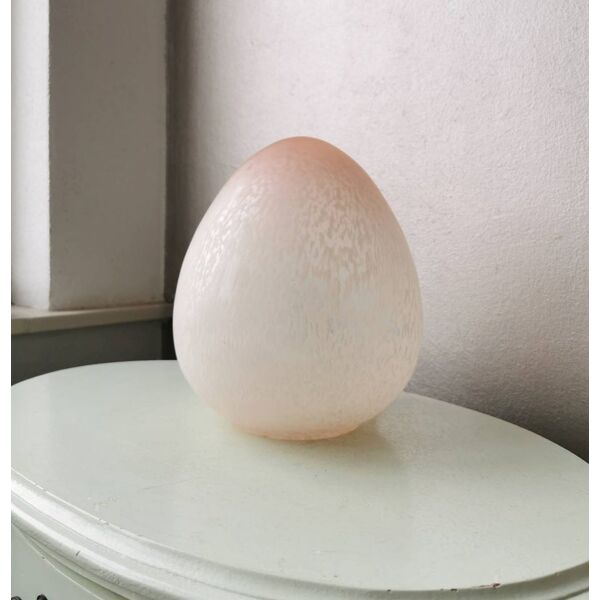 Vintage table lamp in 80s egg-shaped pink glass | Selency