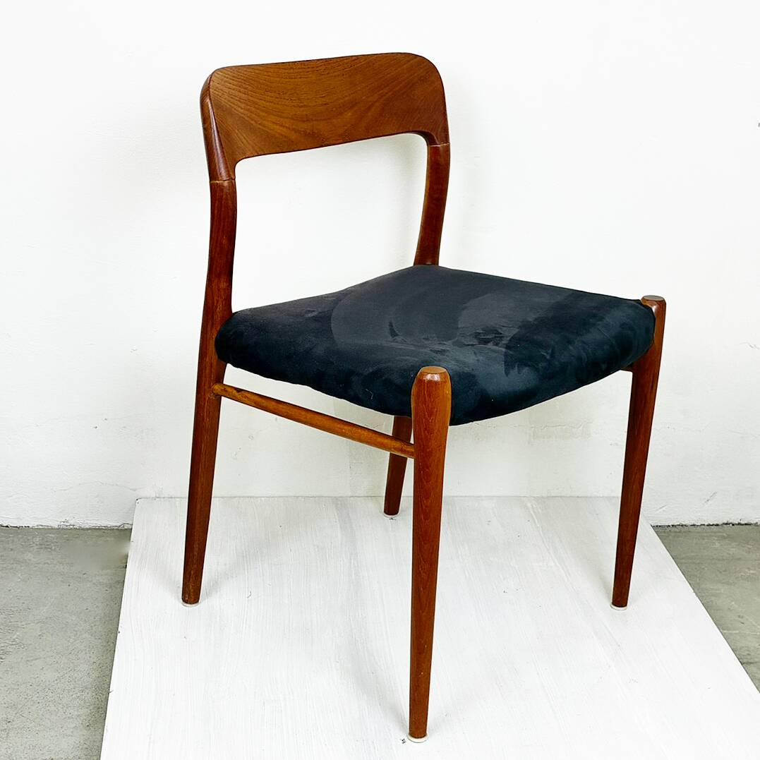 A beautiful pair of modern Scandinavian dining chairs in teak, model 75 by Niels Otto Møller.