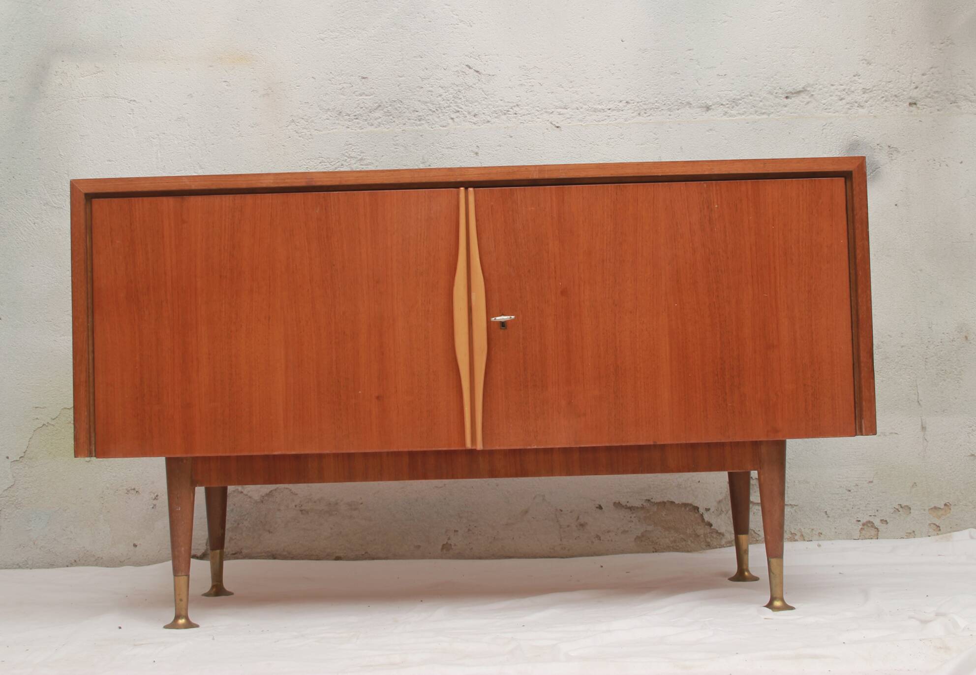 Buffet des années 1950 en noyer