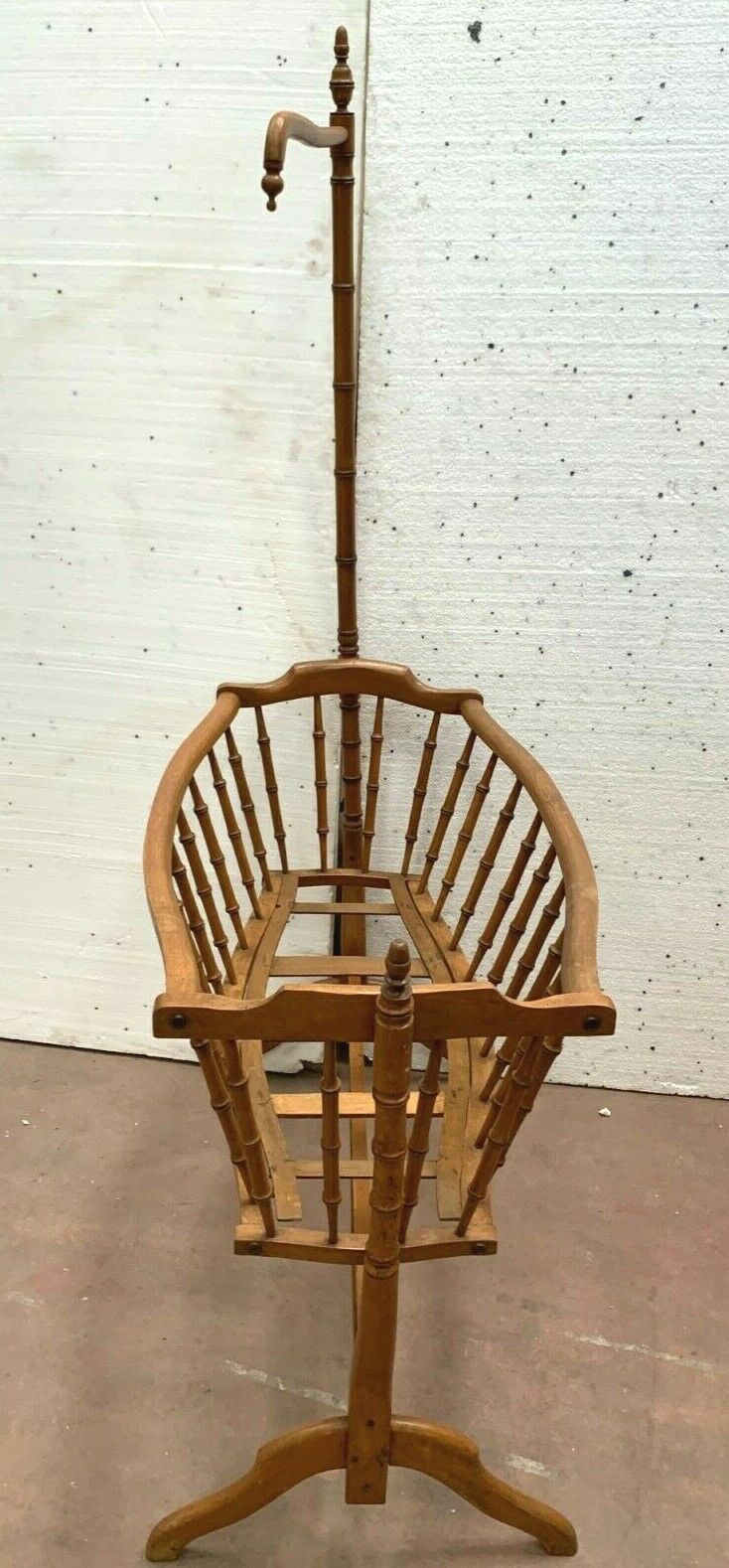 Berceau et sa flèche en hêtre teinté merisier XX siècle