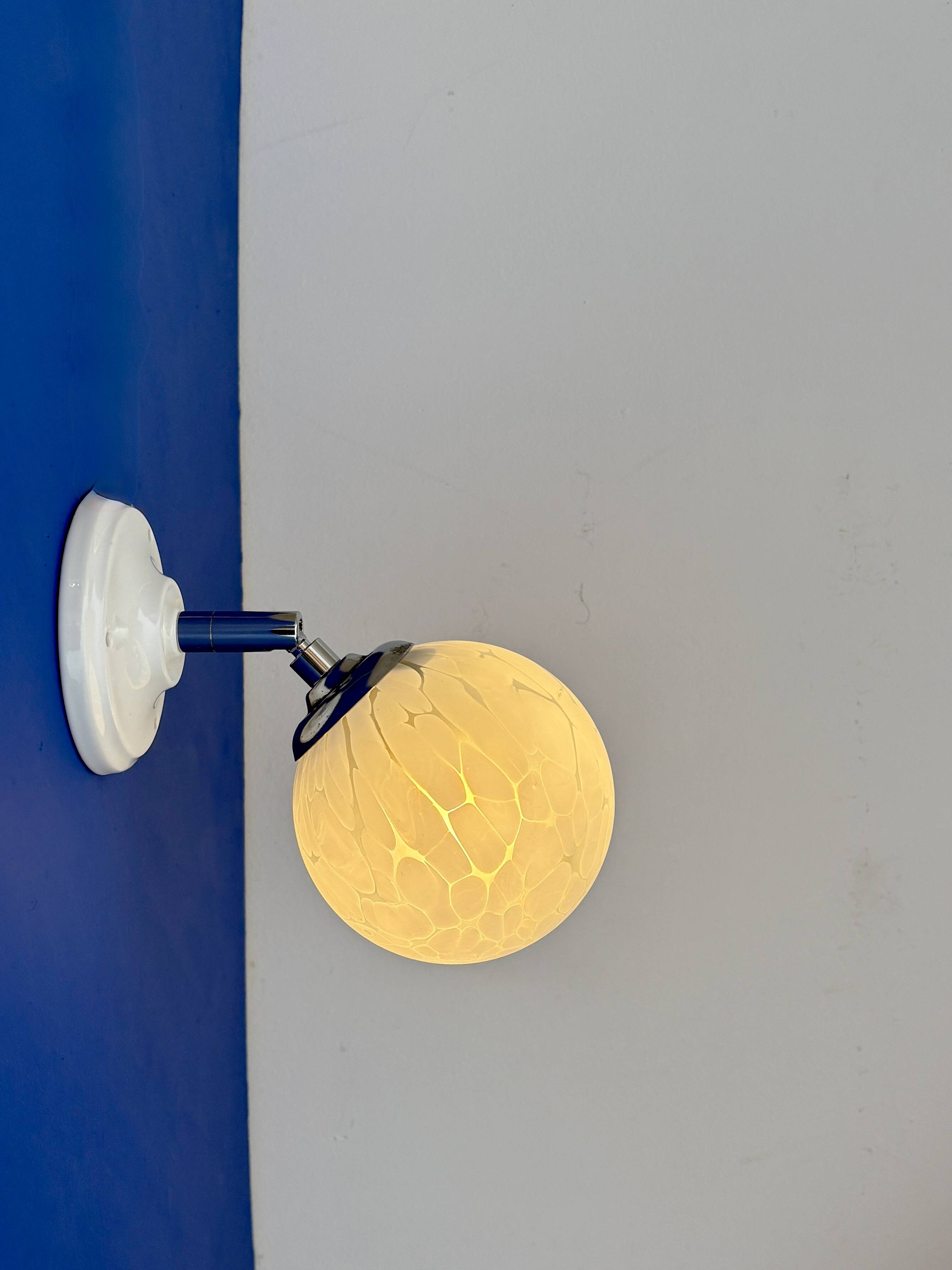 Applique globe vintage en verre de Clichy blanc