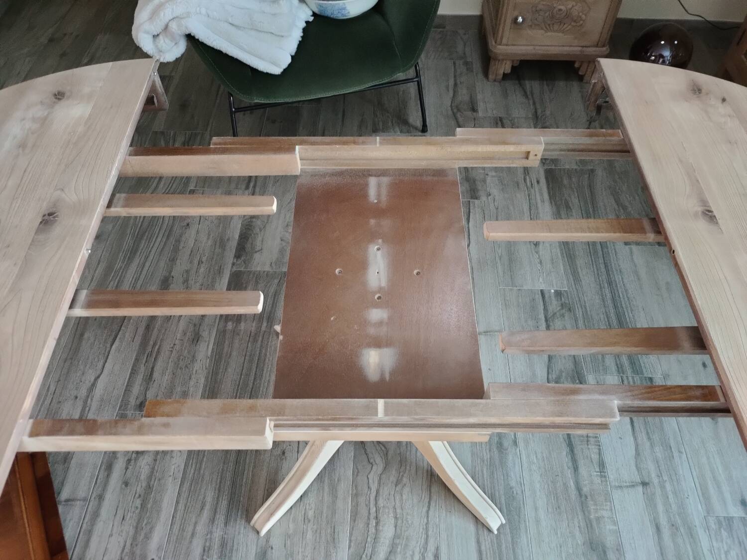 Round table with central leg