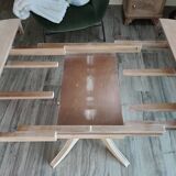 Round table with central leg