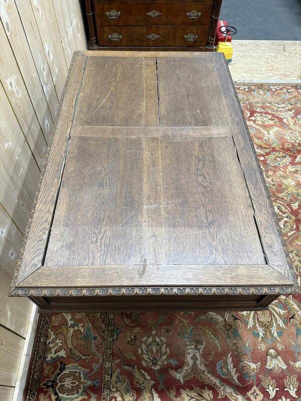 Bureau plat en chêne massif de style Renaissance