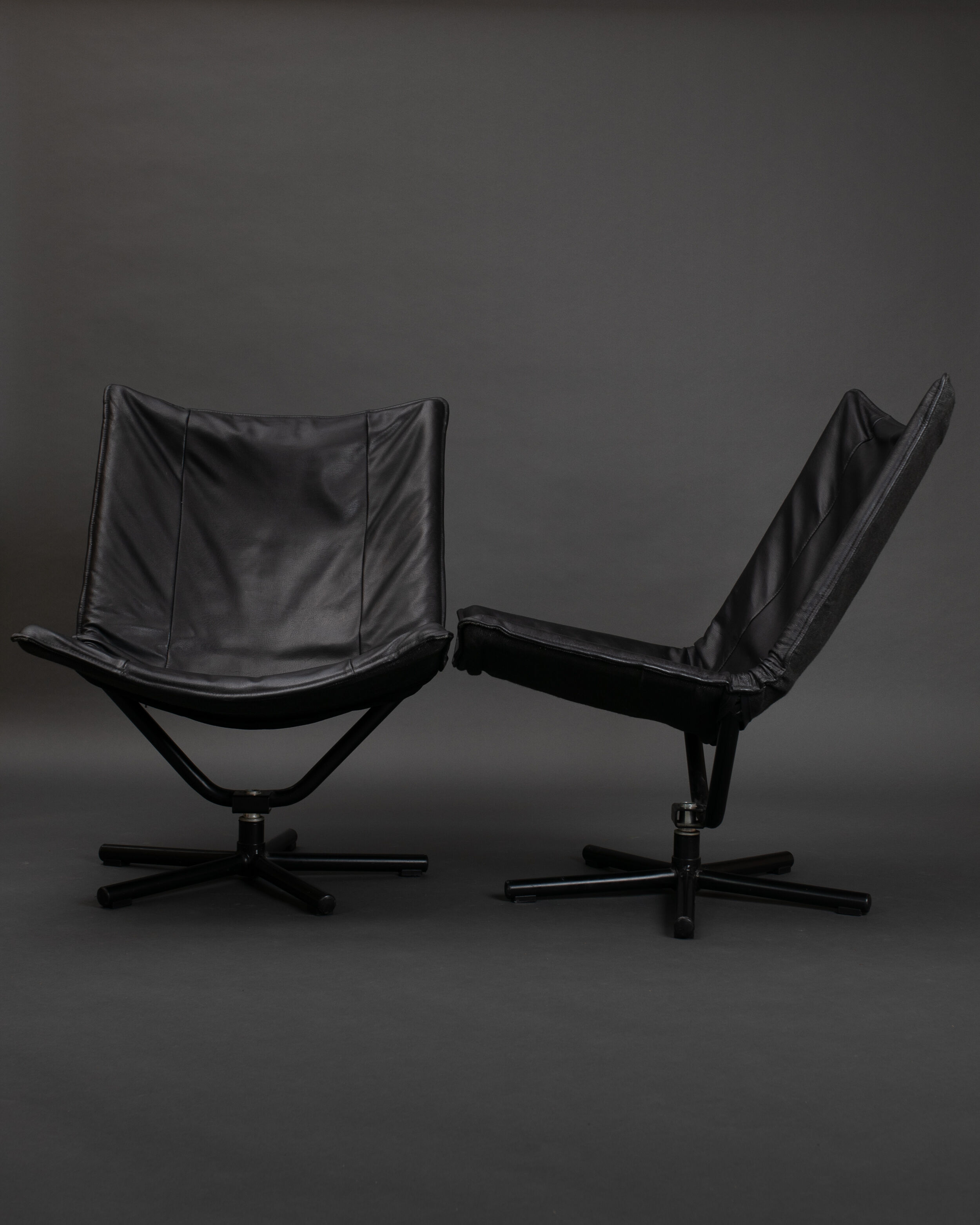 Paire de fauteuils en cuirs noirs 1980