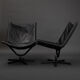 Paire de fauteuils en cuirs noirs 1980