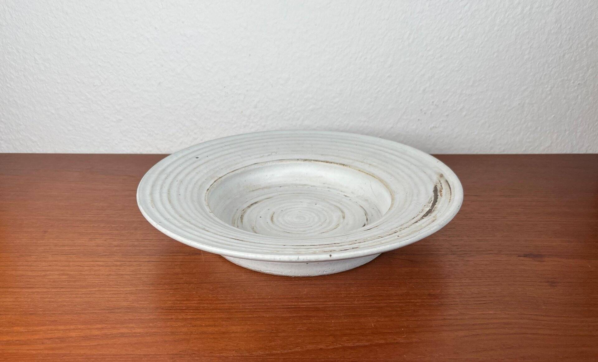 Mid-century modern minimalist studio pottery bowl from Pottestuen Keramik Frederikshavn, 1960s.