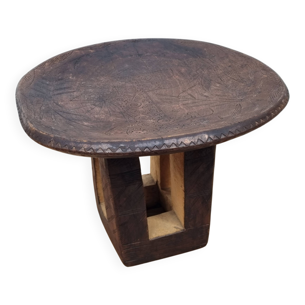 Table d’appoint africaine monoxyle en bois sculpté
