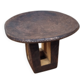 Table d’appoint africaine monoxyle en bois sculpté