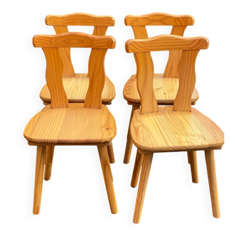4 rounded Scandinavian dining chairs in solid pine from the 1980s.