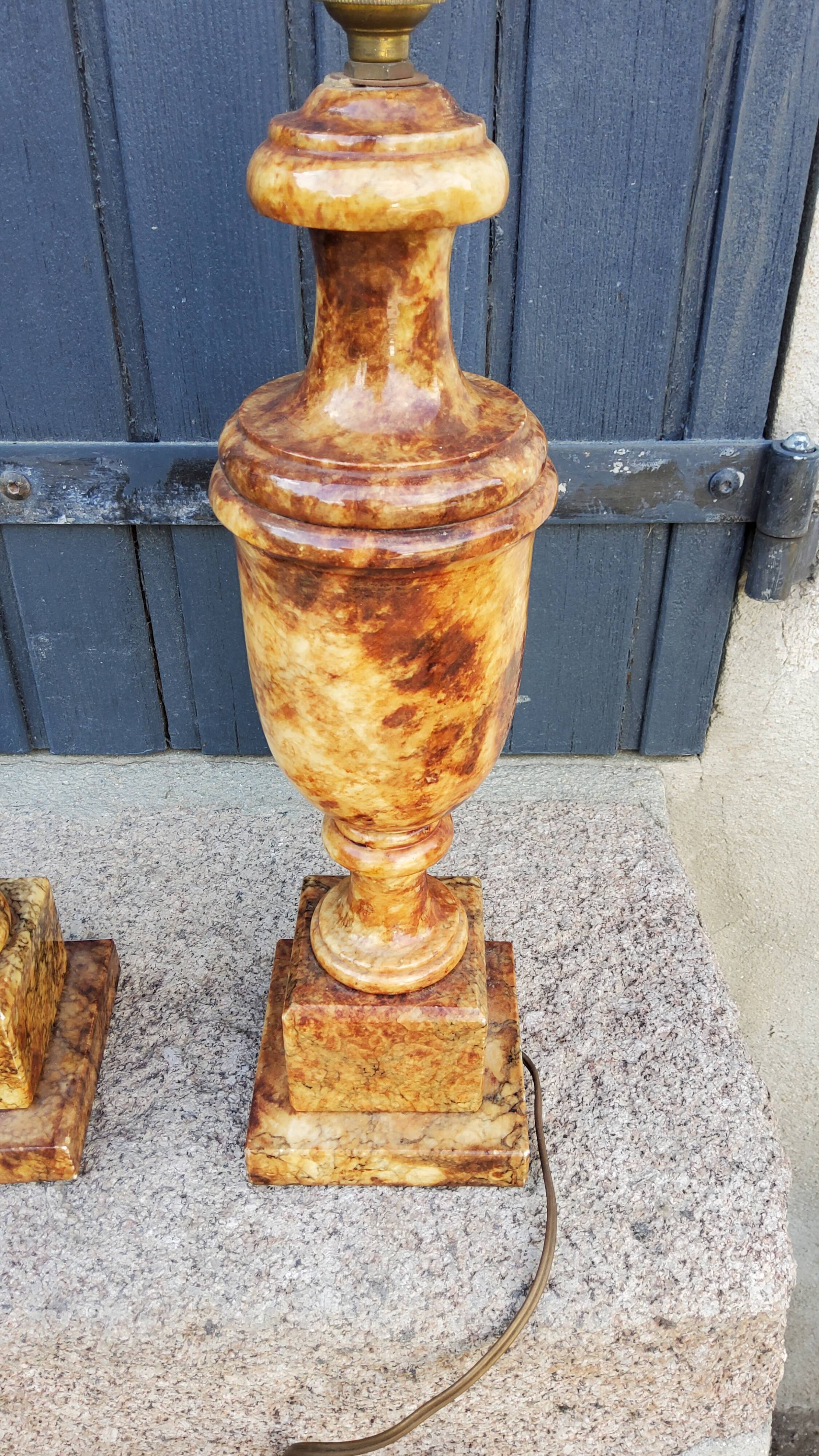 Paire de pieds de lampes des années 70 en albâtre
