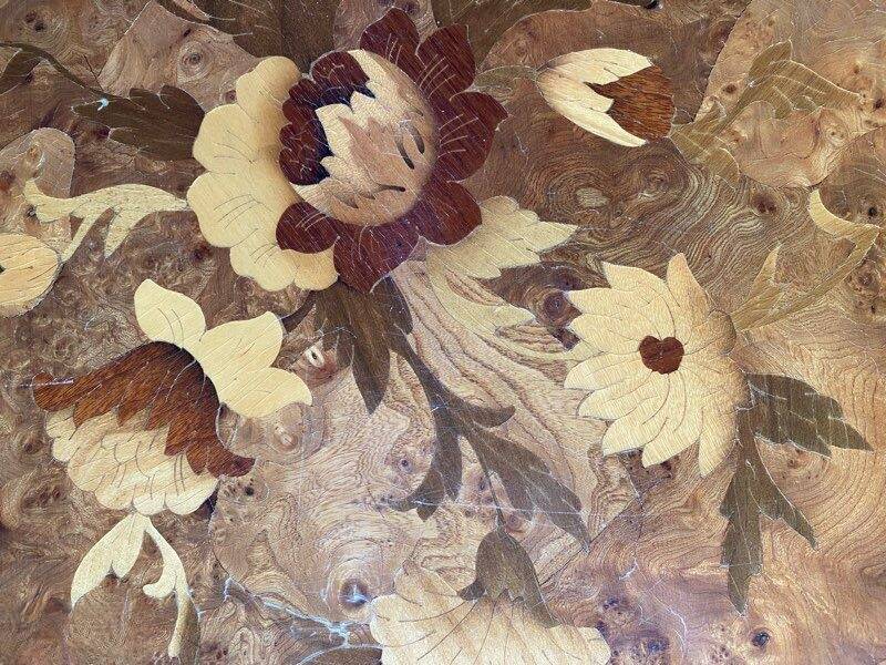 Oval coffee table in walnut burl wood.