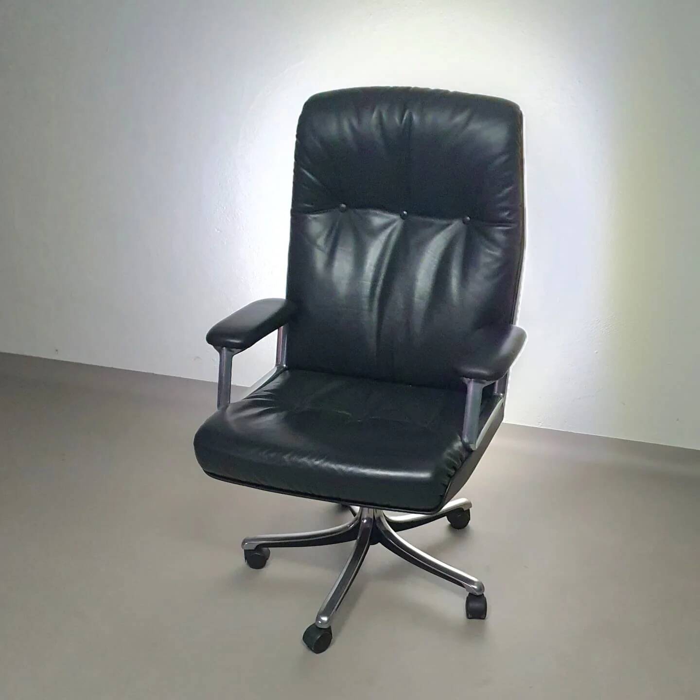 Vintage office chair P128 by Osvaldo Borsani for Tecno