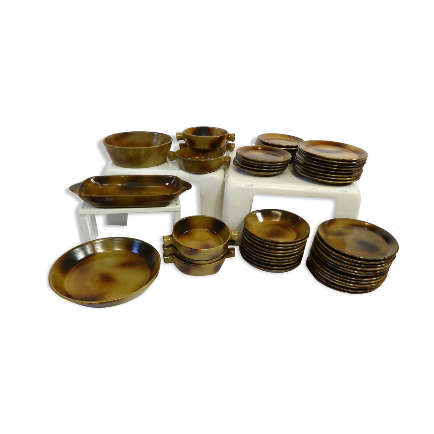 Assiettes de service vintage et plateaux de service, 39 pièces