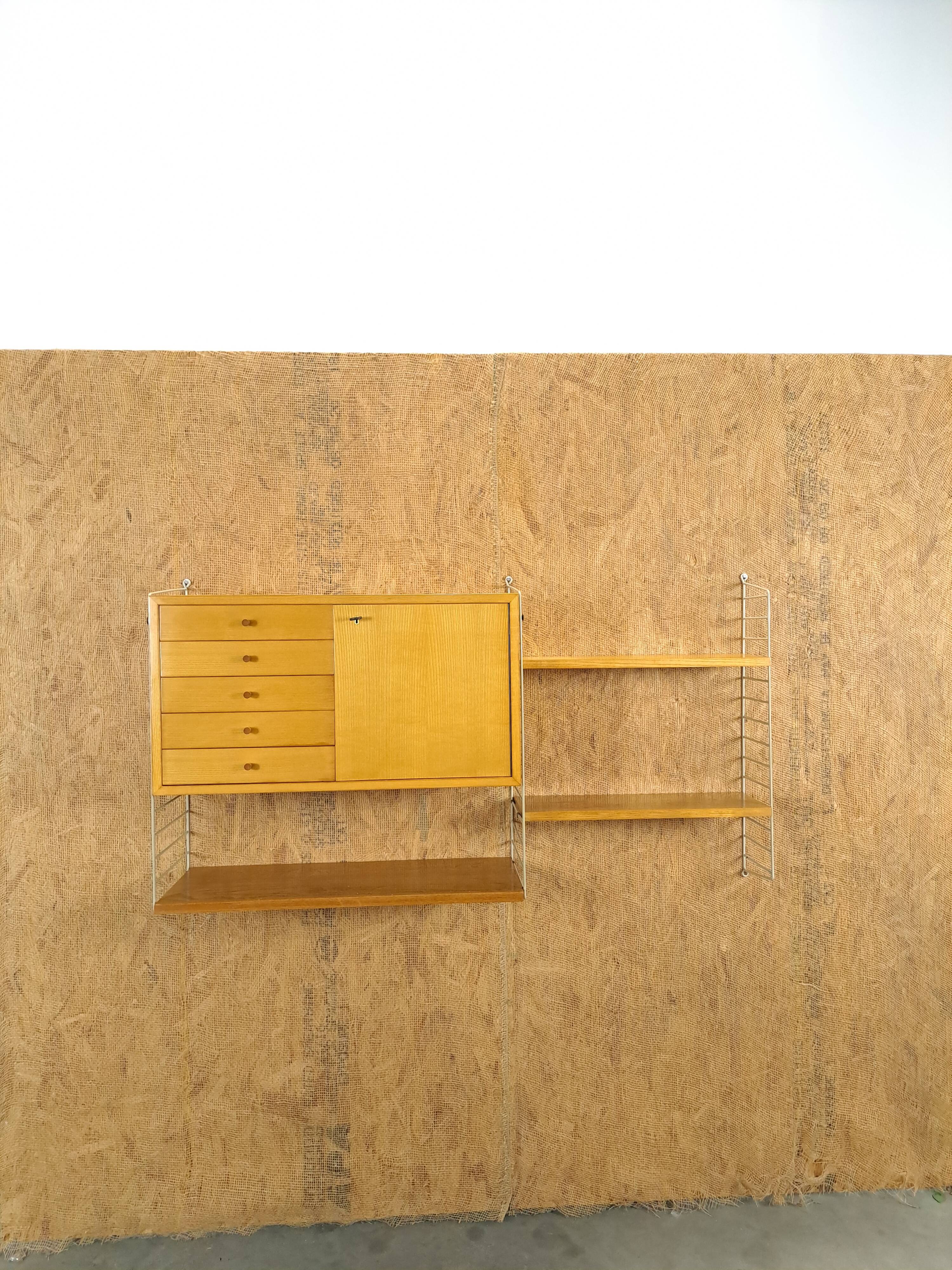String modulair wandsysteem met kast en planken