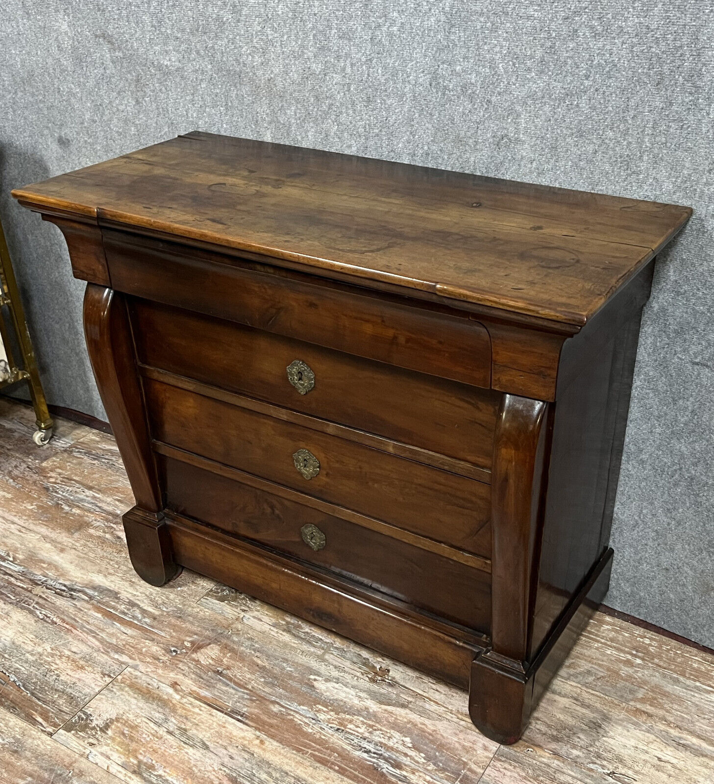 Empire period lady's chest of drawers / Mahogany restoration circa 1810