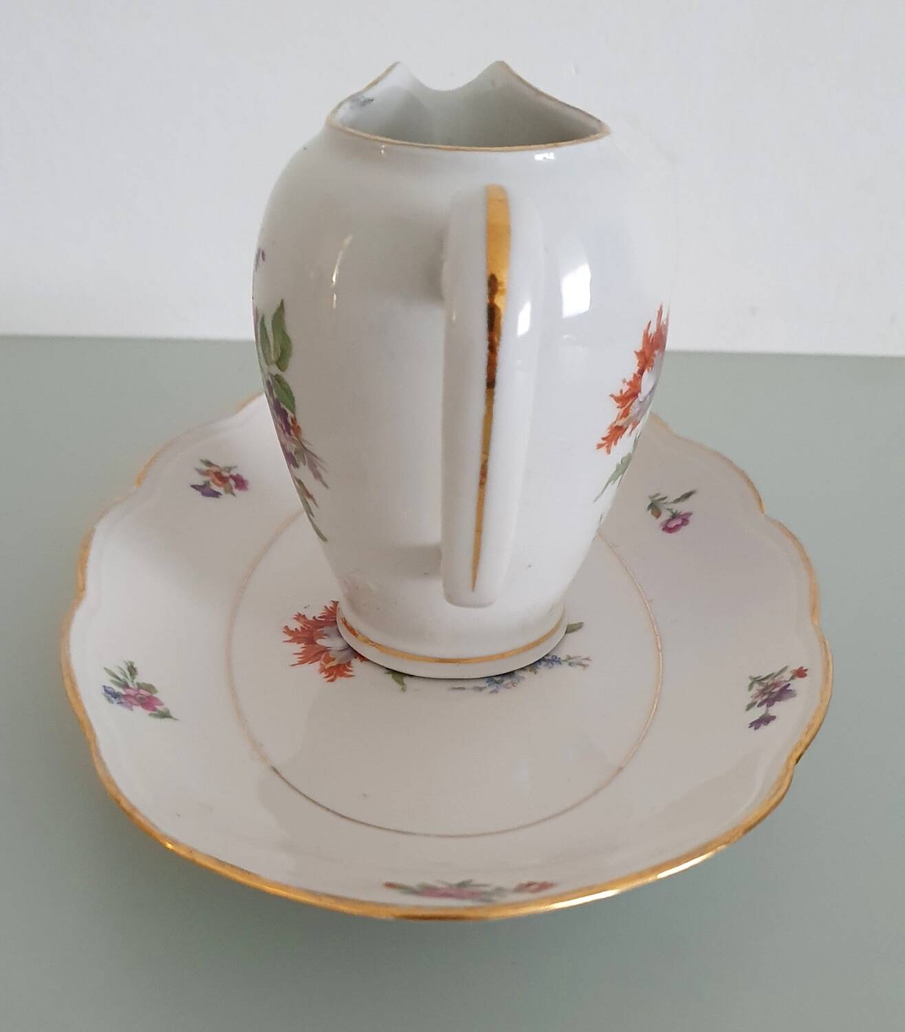 Pot à lait et son plat de présentation en porcelaine émaillée de Limog