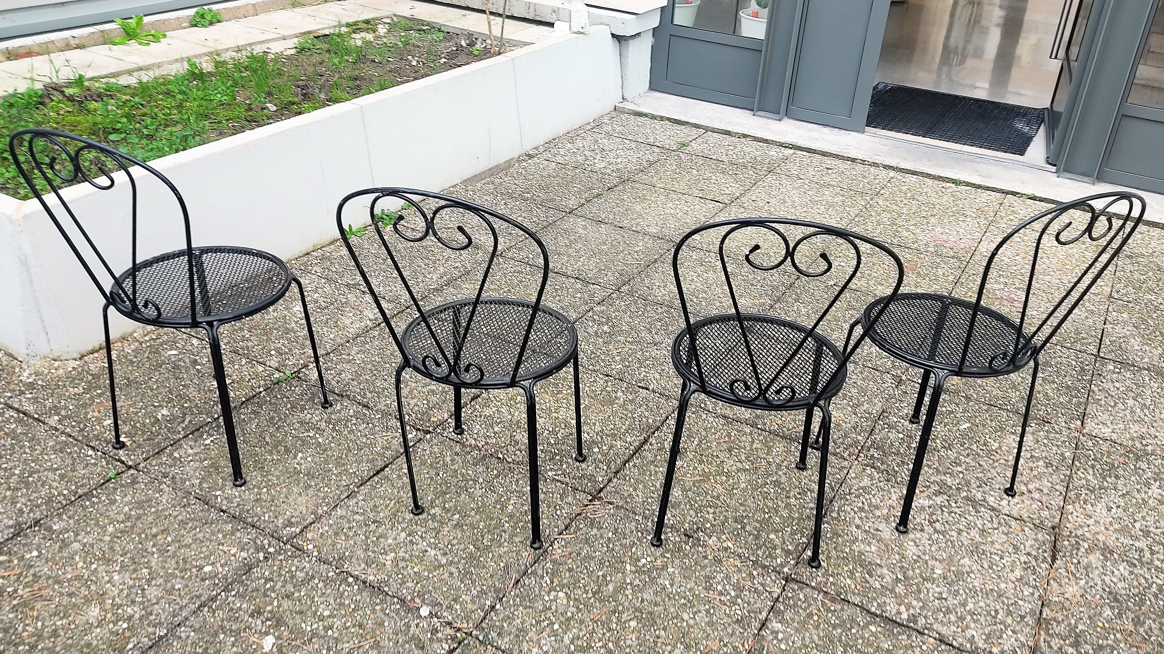 Ensemble de 2 chaises et table ronde en fer forgé et mosaïque PEGANE