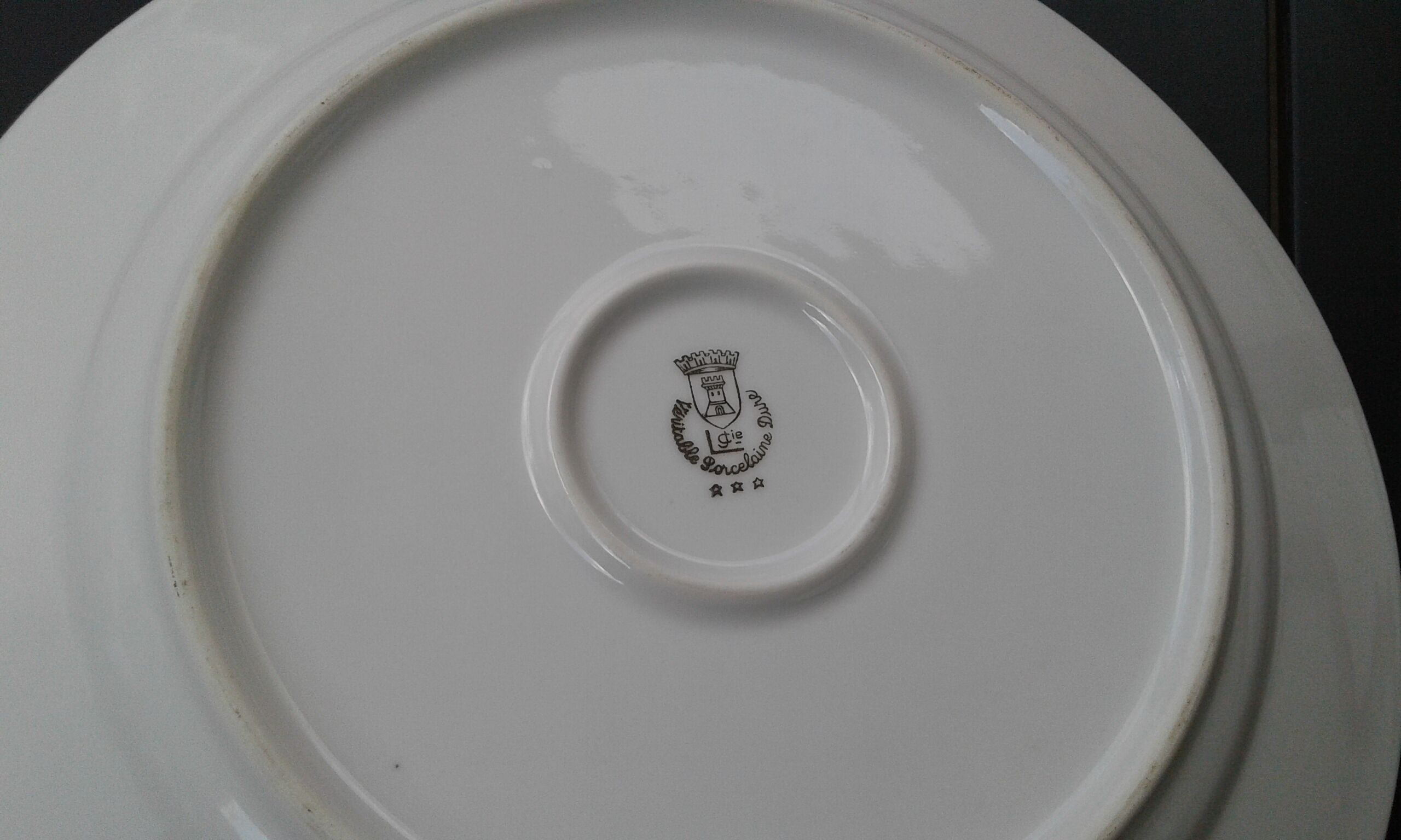 Plat rond et plat porcelaine signé LJ& cie