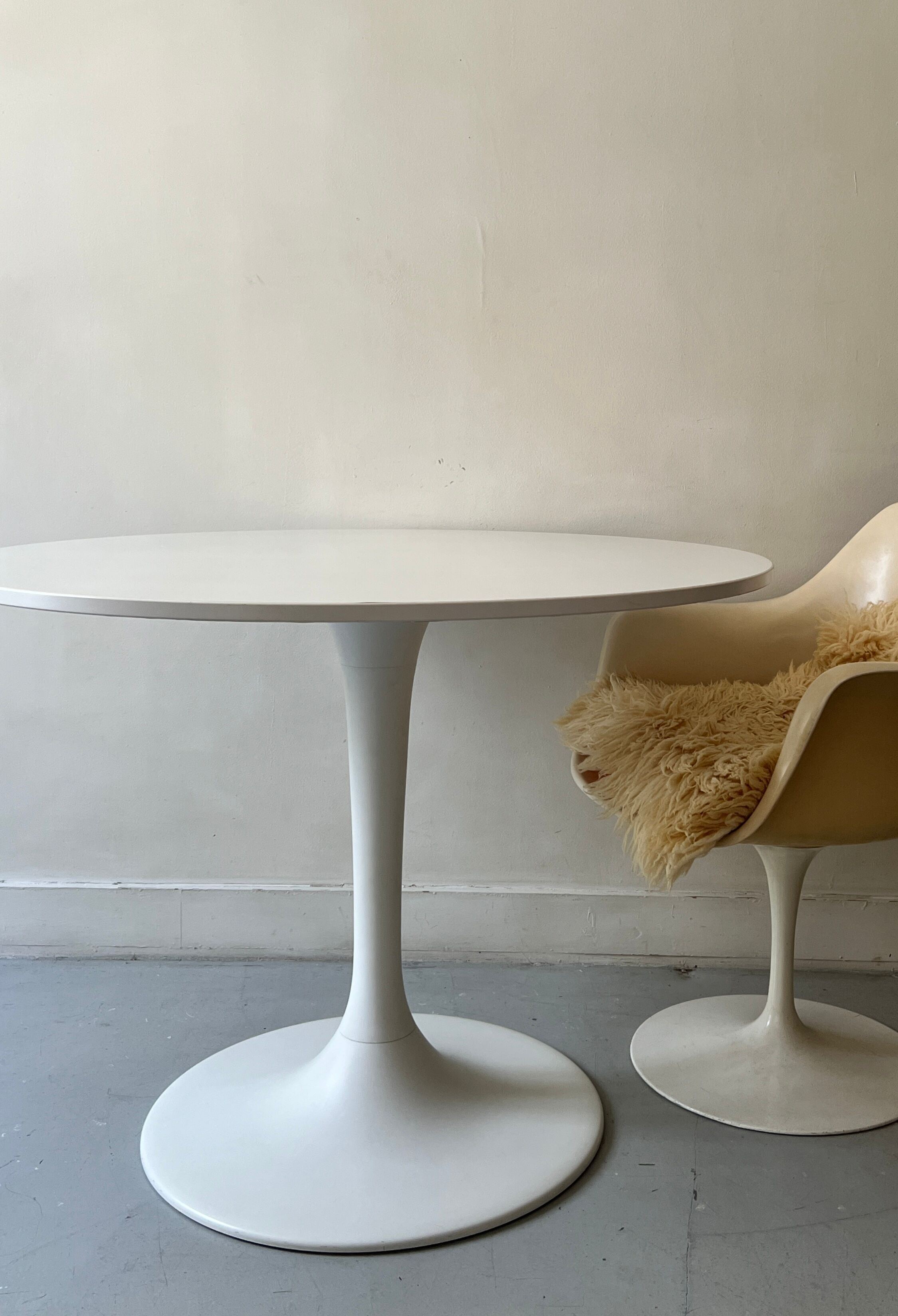 White tulip design round dining table