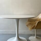 White tulip design round dining table
